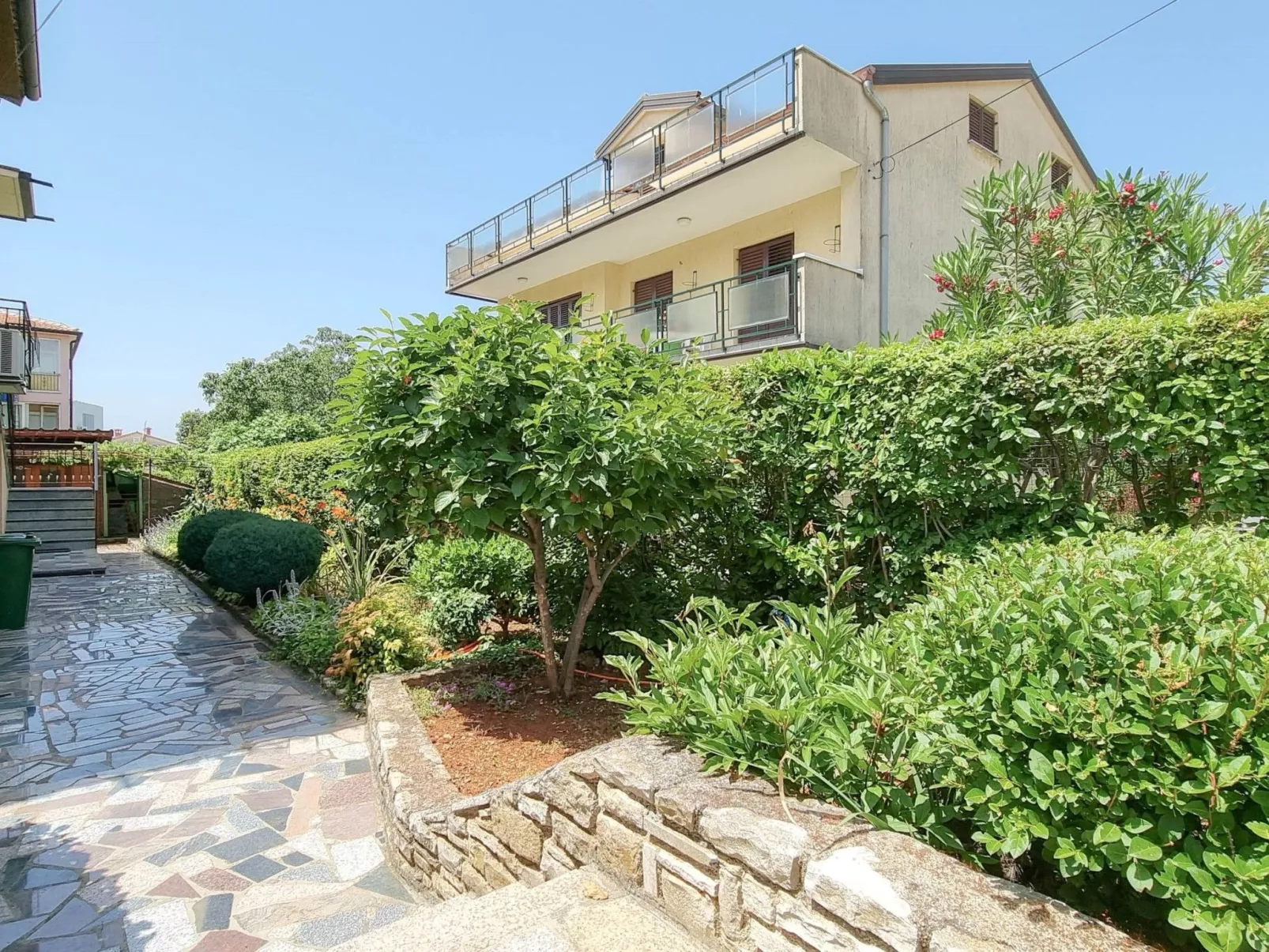 "Nina" mit Blick auf das Wasser-Outside