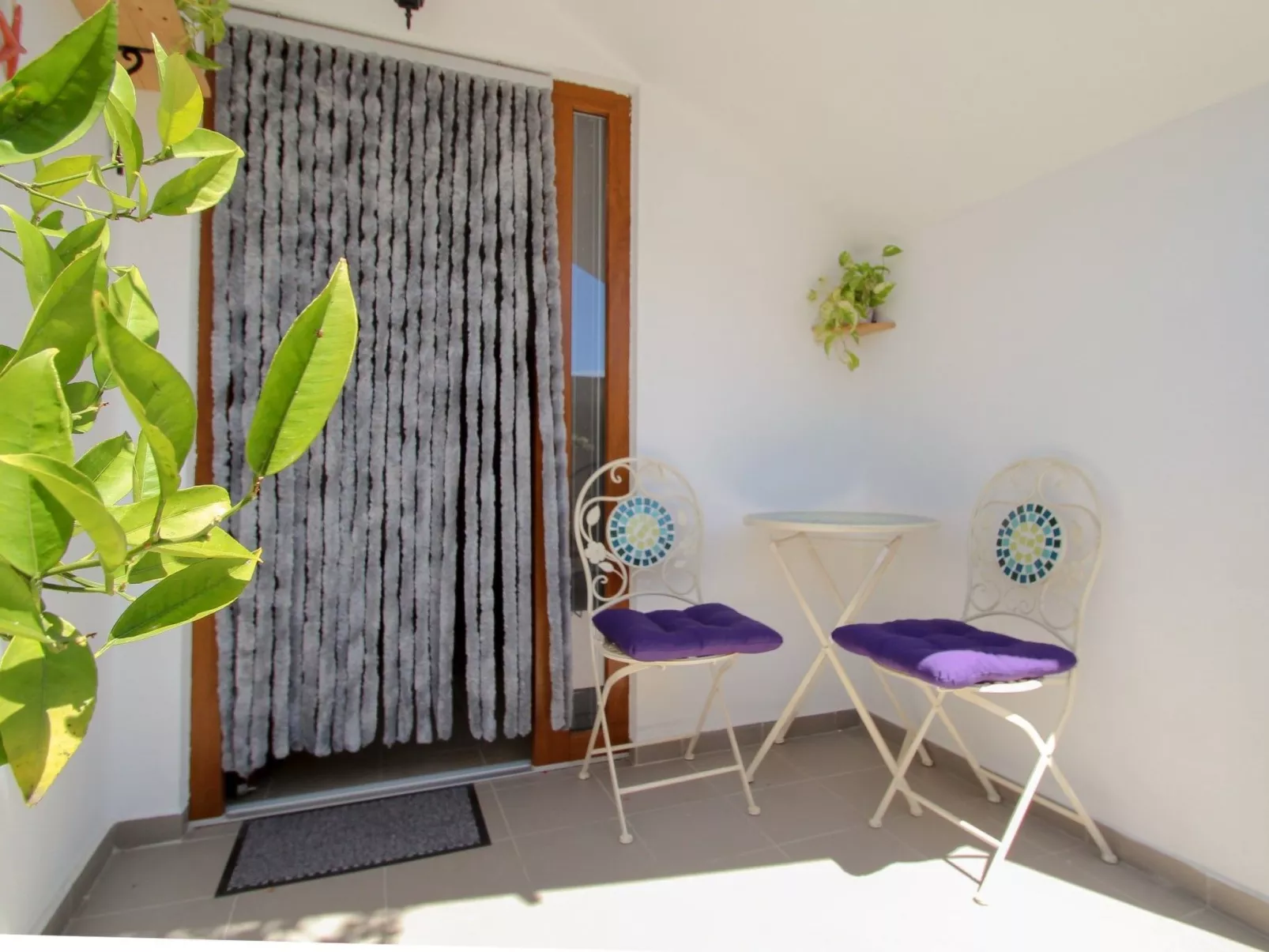 "Tomas" mit eigener Terrasse-Drinnen