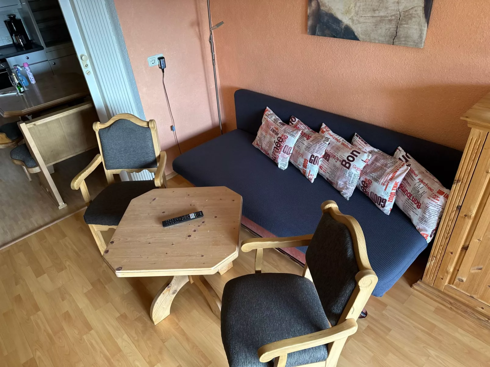 Rachel mit herrlichem Ausblick-Drinnen