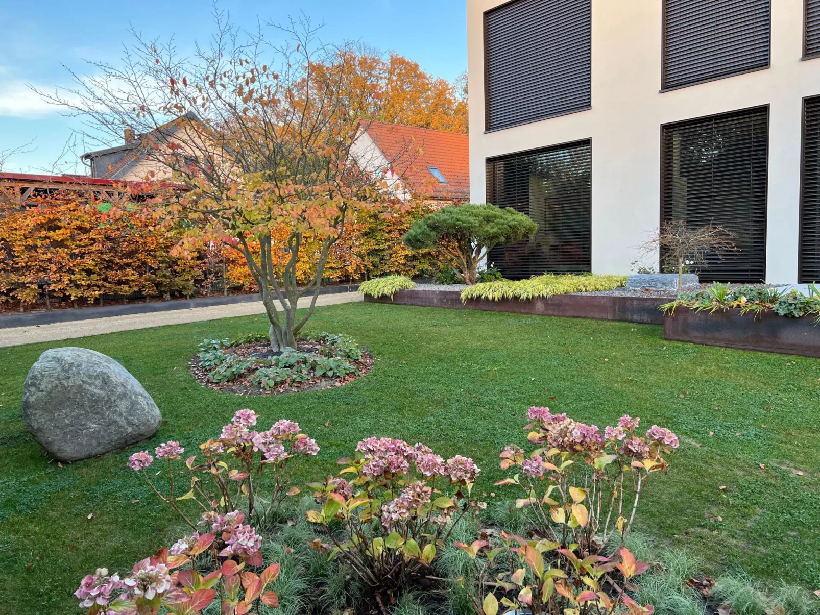 Modernes Einfamilienhaus-Draußen