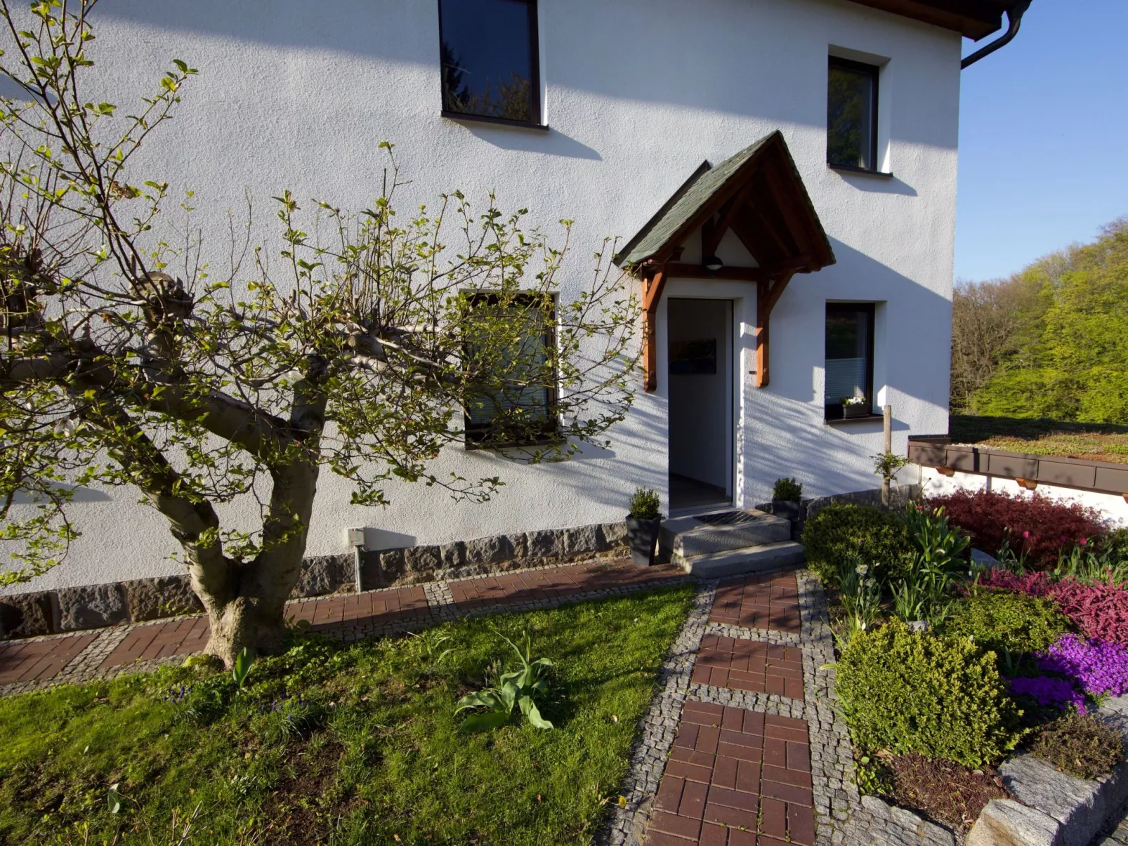 Helle und moderne Ferienwohnung mit Terrasse-Outside