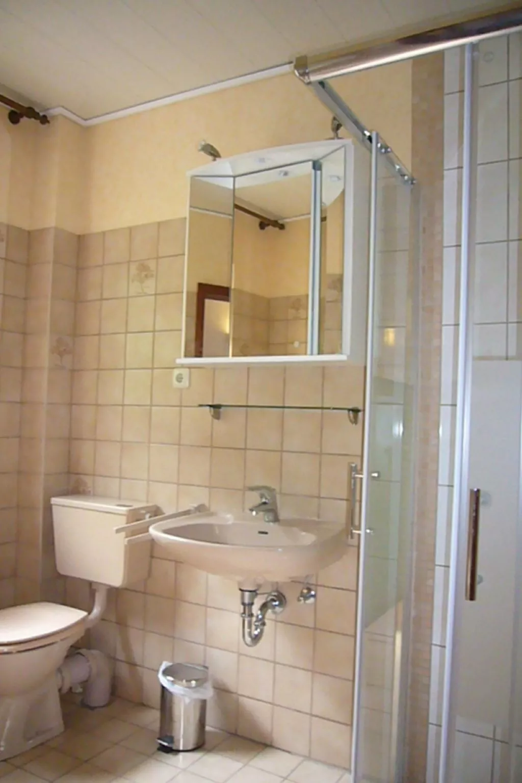 Zentrale Ferienwohnung mit Terrasse - Drinnen