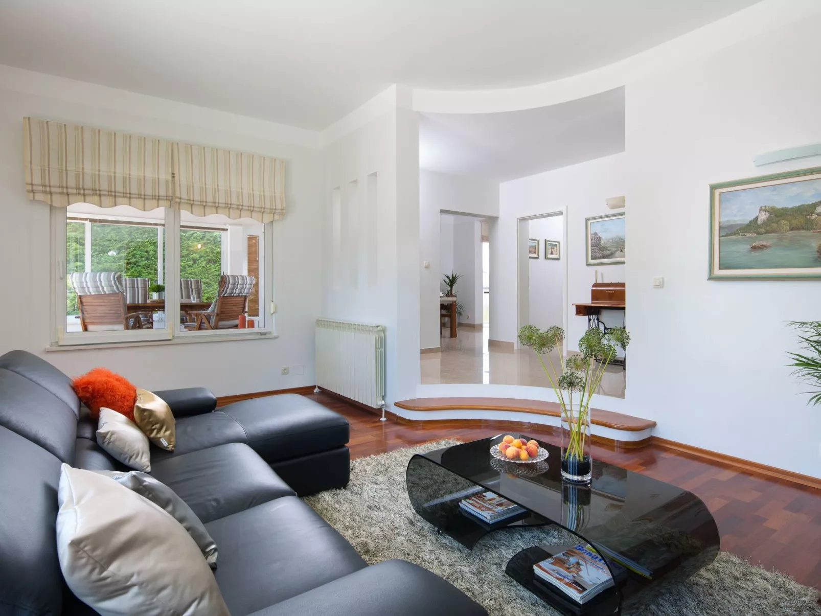 Schöne Villa mit Garten und Biodesign-Pool-Dedans