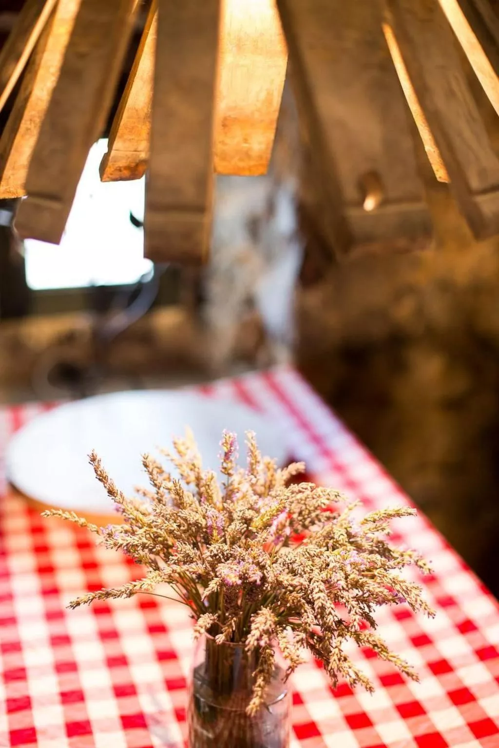 Haus mit modernem Interieur und einer alten Taverne - Inside