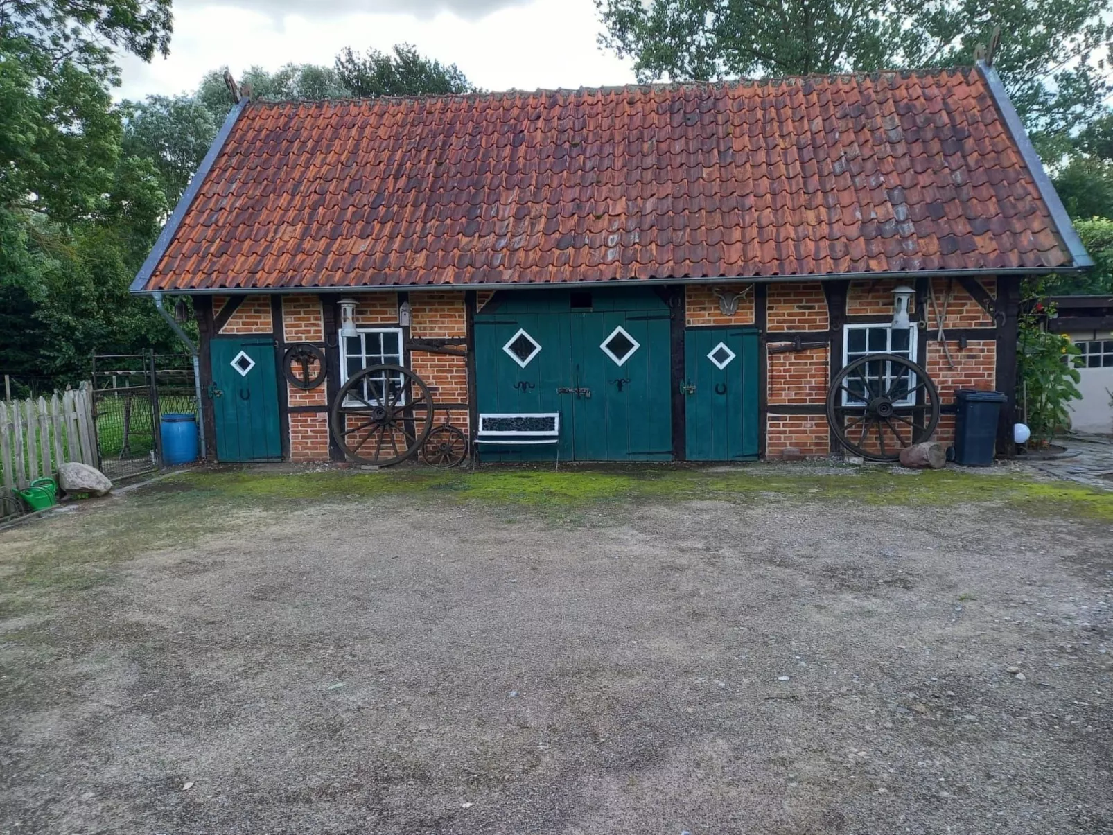 Haus Elbrose inmitten von Rosen mit Elbdeichzugang-Dehors