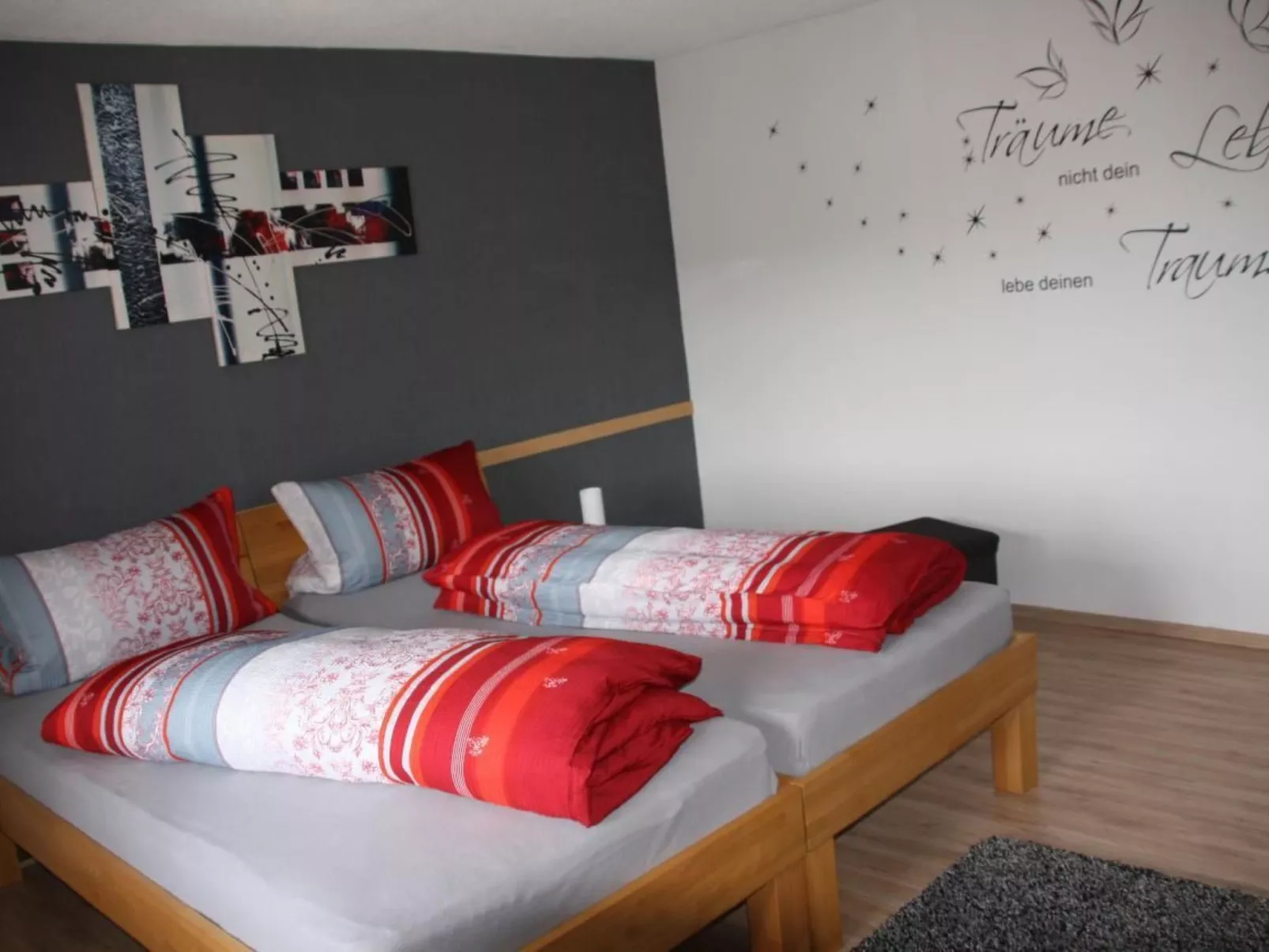 Mit Blick auf das Wasser-Dedans