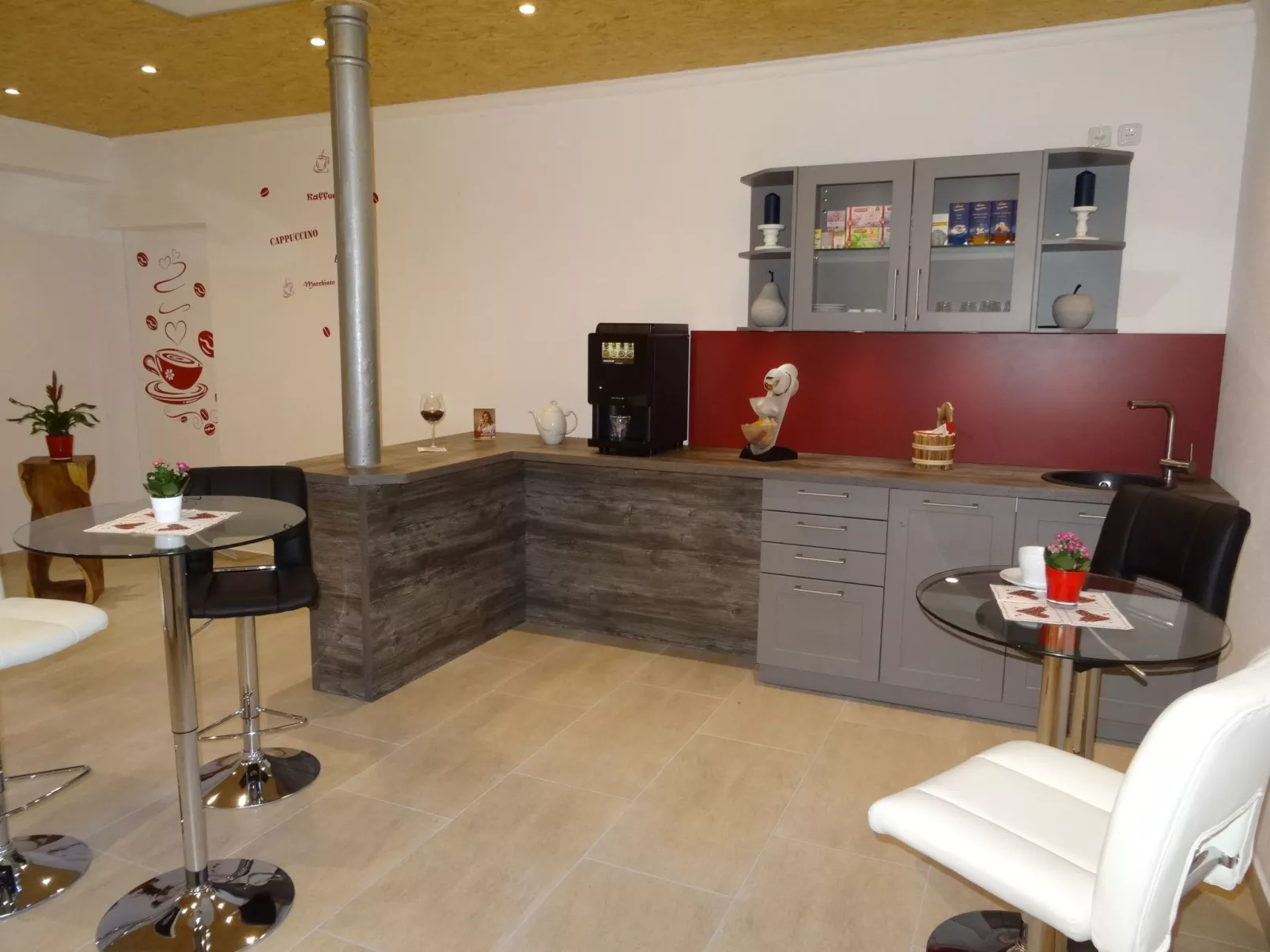 Modern eingerichtete Suite mit Terrasse-Drinnen