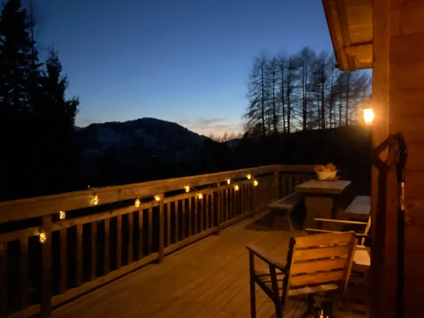 Berghütte mit Blick auf die Berge-Outside