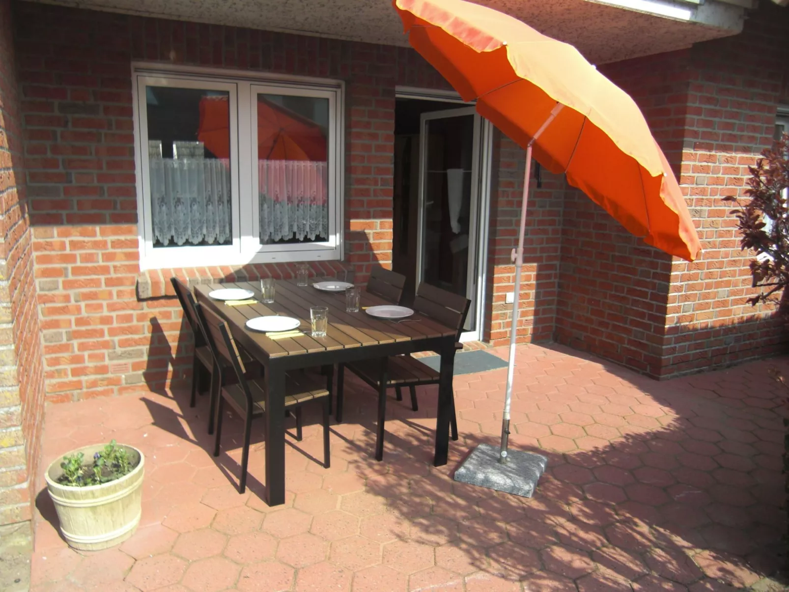 Sonnige Ferienwohnung mit großem Garten-Draußen