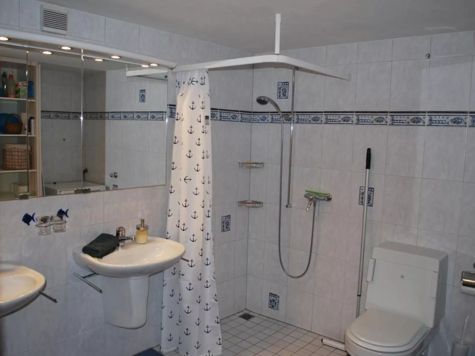 Blick auf herrliche Bergwelt-Drinnen