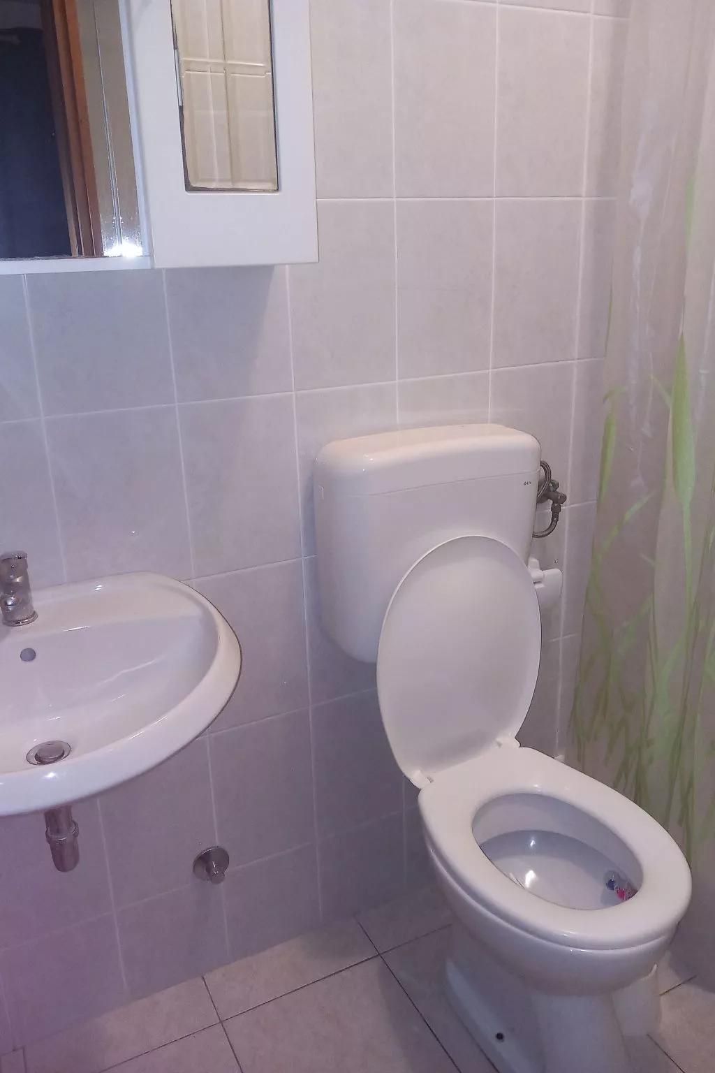 "Apartment Mate 4"-Drinnen