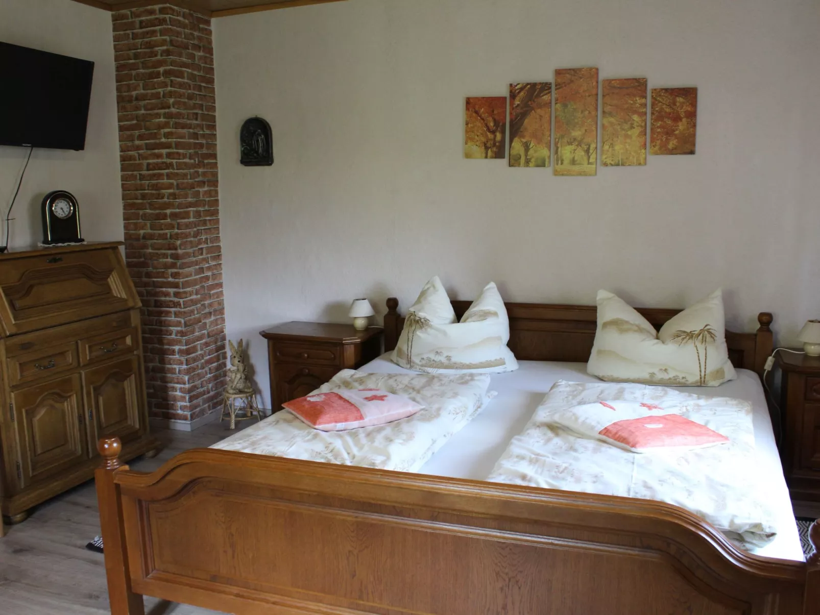 Mit Kaminofen, Fitnessraum und Sauna-Drinnen