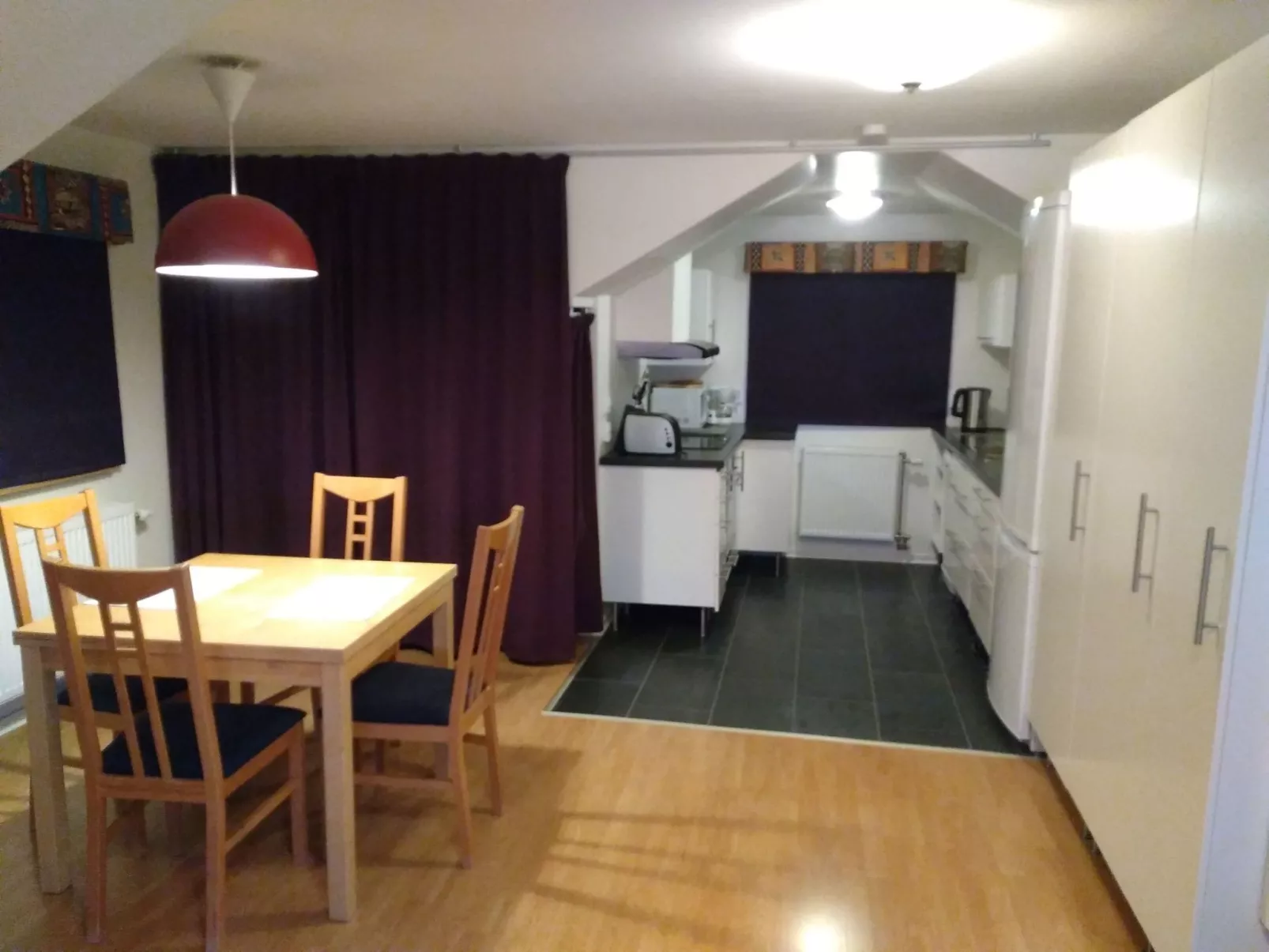 Mit Blick auf das Wasser-Dedans