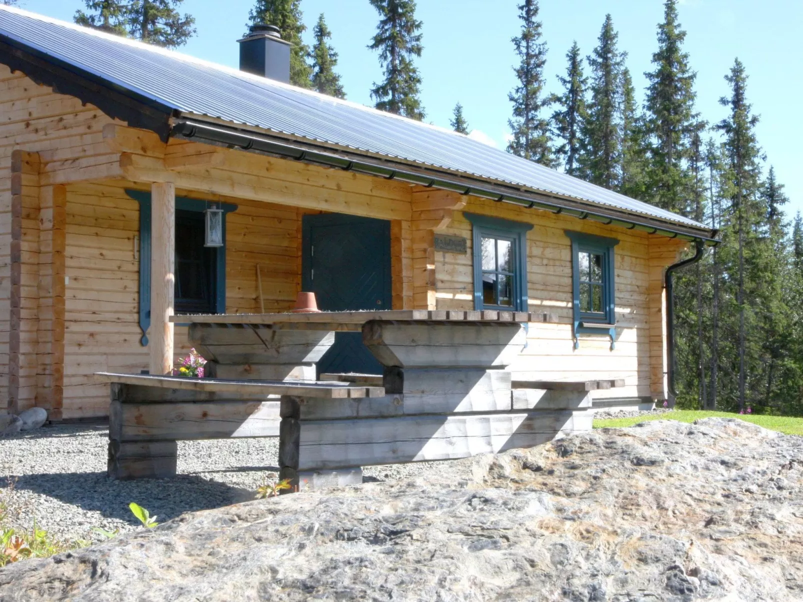 Gemütliches Blockhaus mit Kamin im Oviksfjäll-Draußen