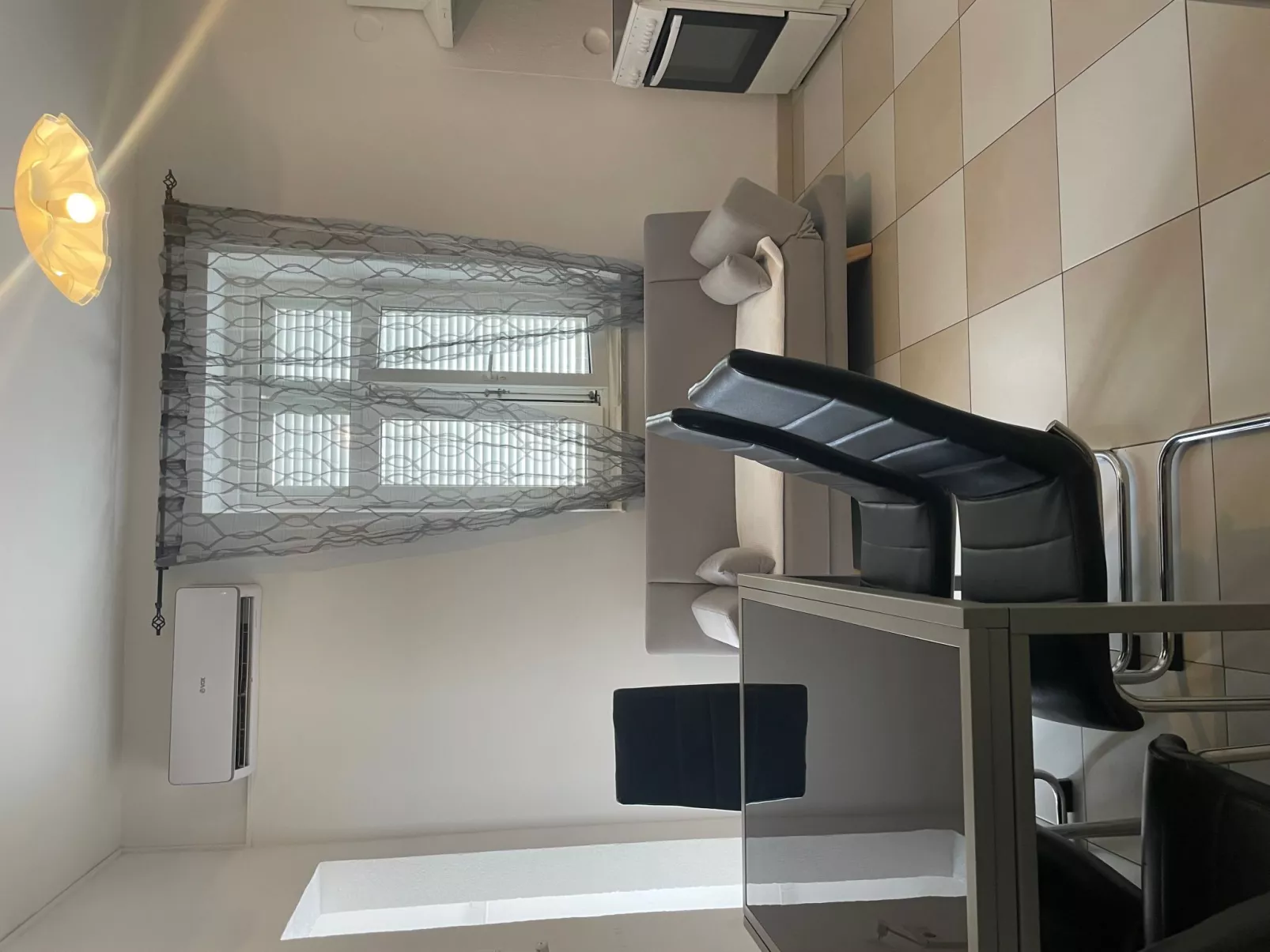 Mit Blick auf das Wasser-Drinnen