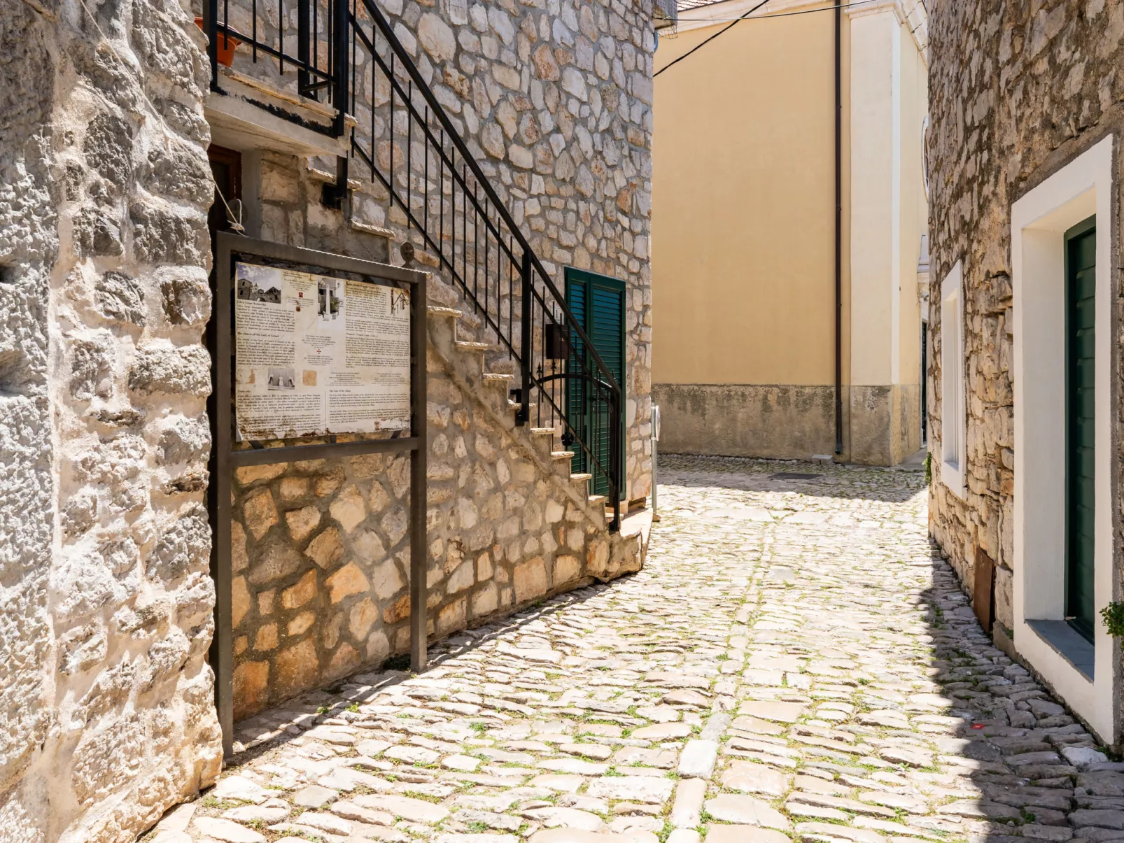 Wohnung in Pirovac mit Terrasse, Garten und Grill-Umgebung