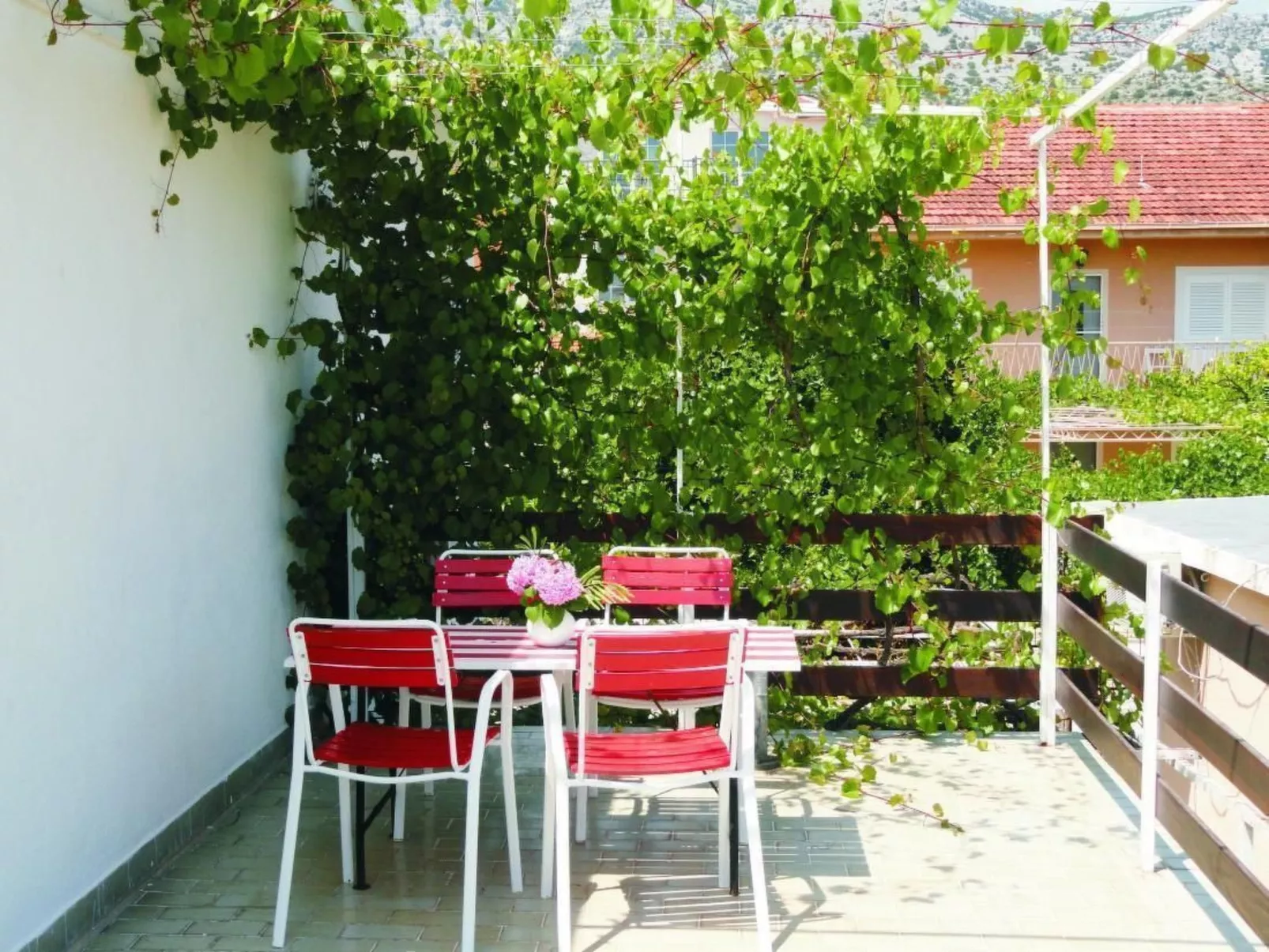 Karmen auf zwei Ebenen mit Garten-Outside