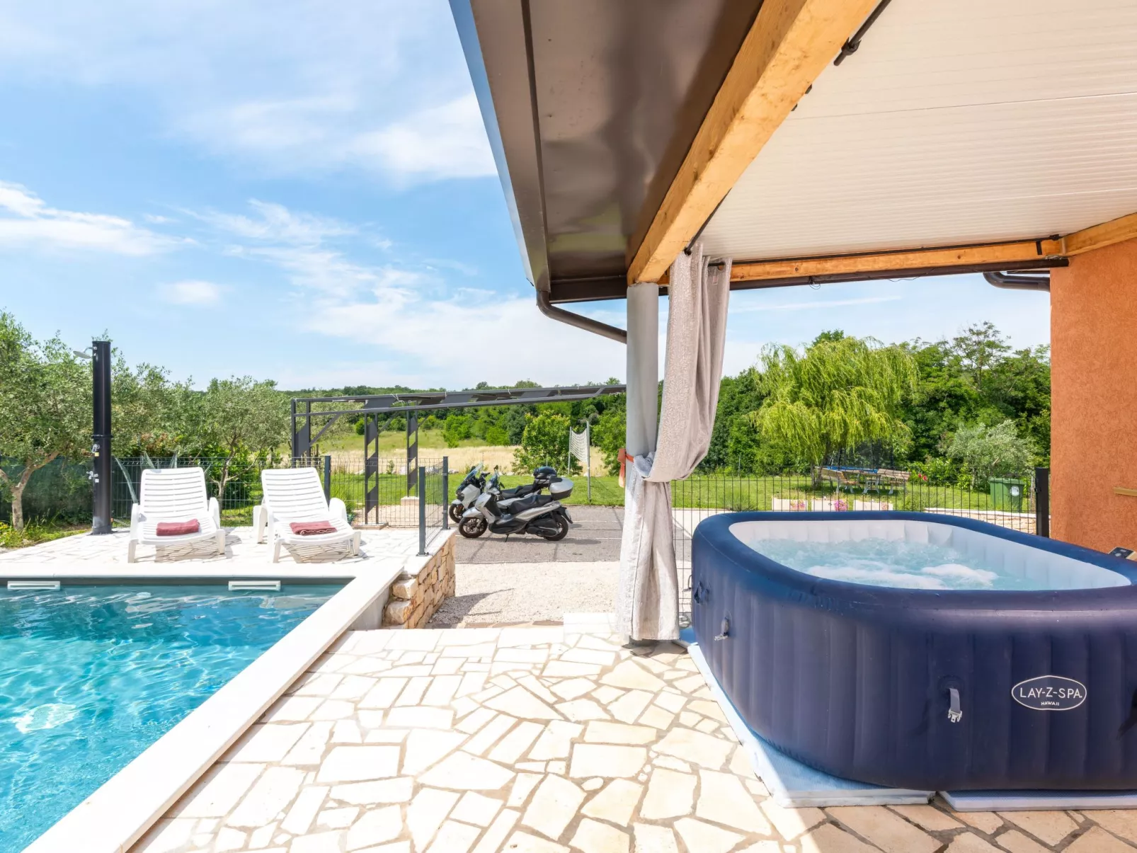 Villa Pendolina mit privatem Pool und Jacuzzi-Draußen