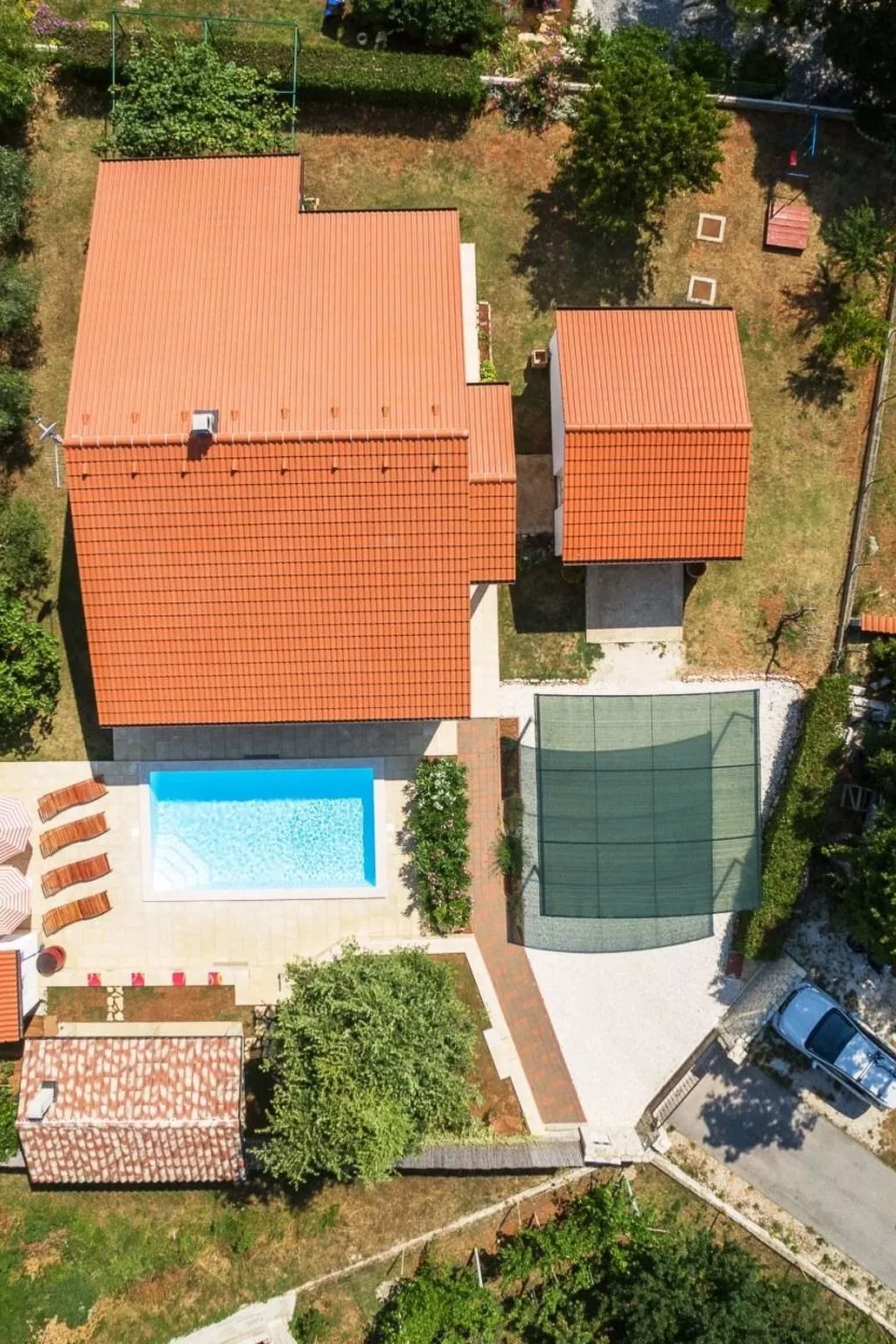 Haus Daniela mit überdachter Terrasse und Pool-Draußen