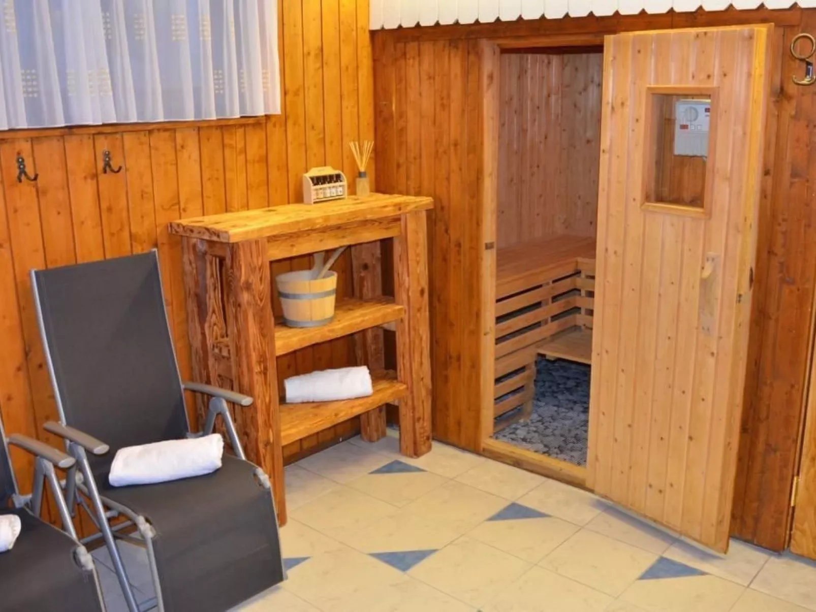 Almhaus am Hohenwart-Drinnen