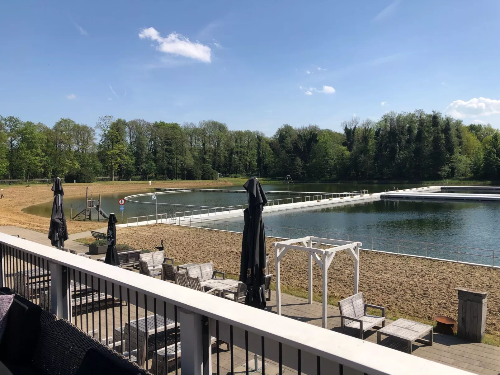 Geräumiges Ferienhaus mitten im Wald-Dehors