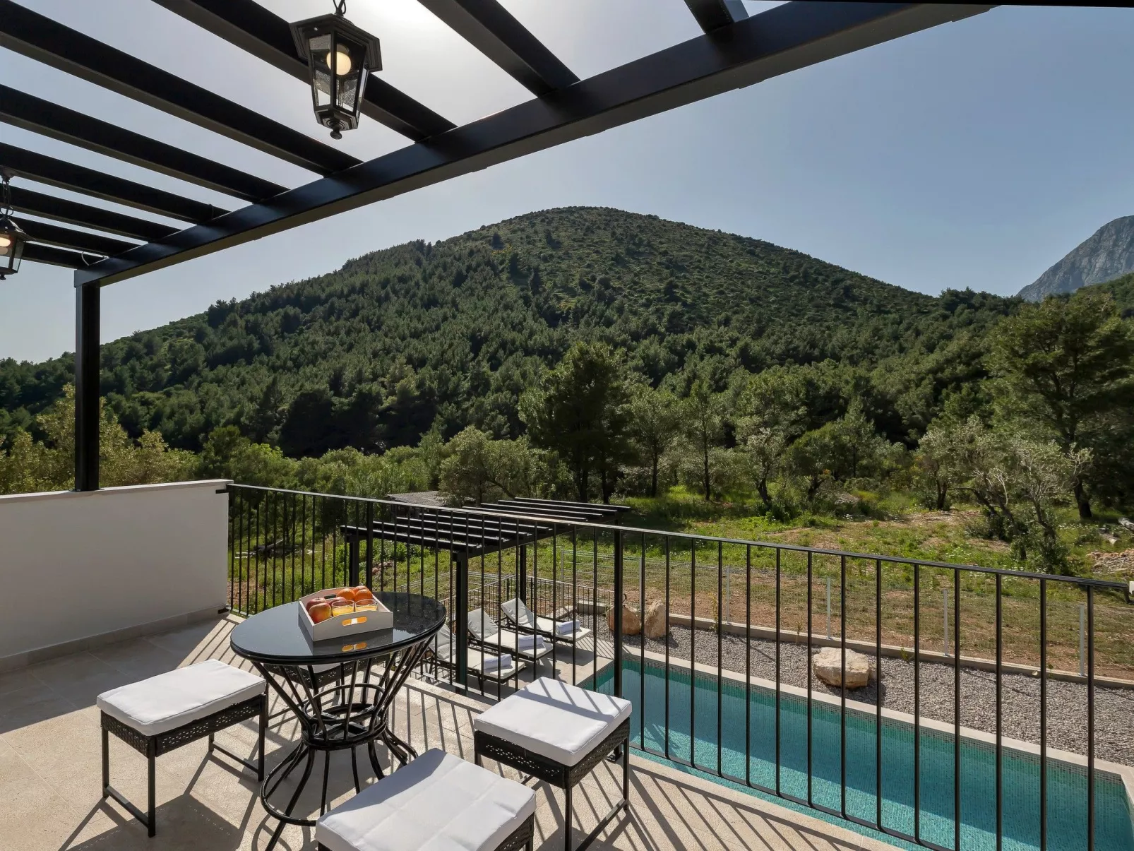 Alleinstehendes Ferienhaus mit Pool und drei Sch-Outside