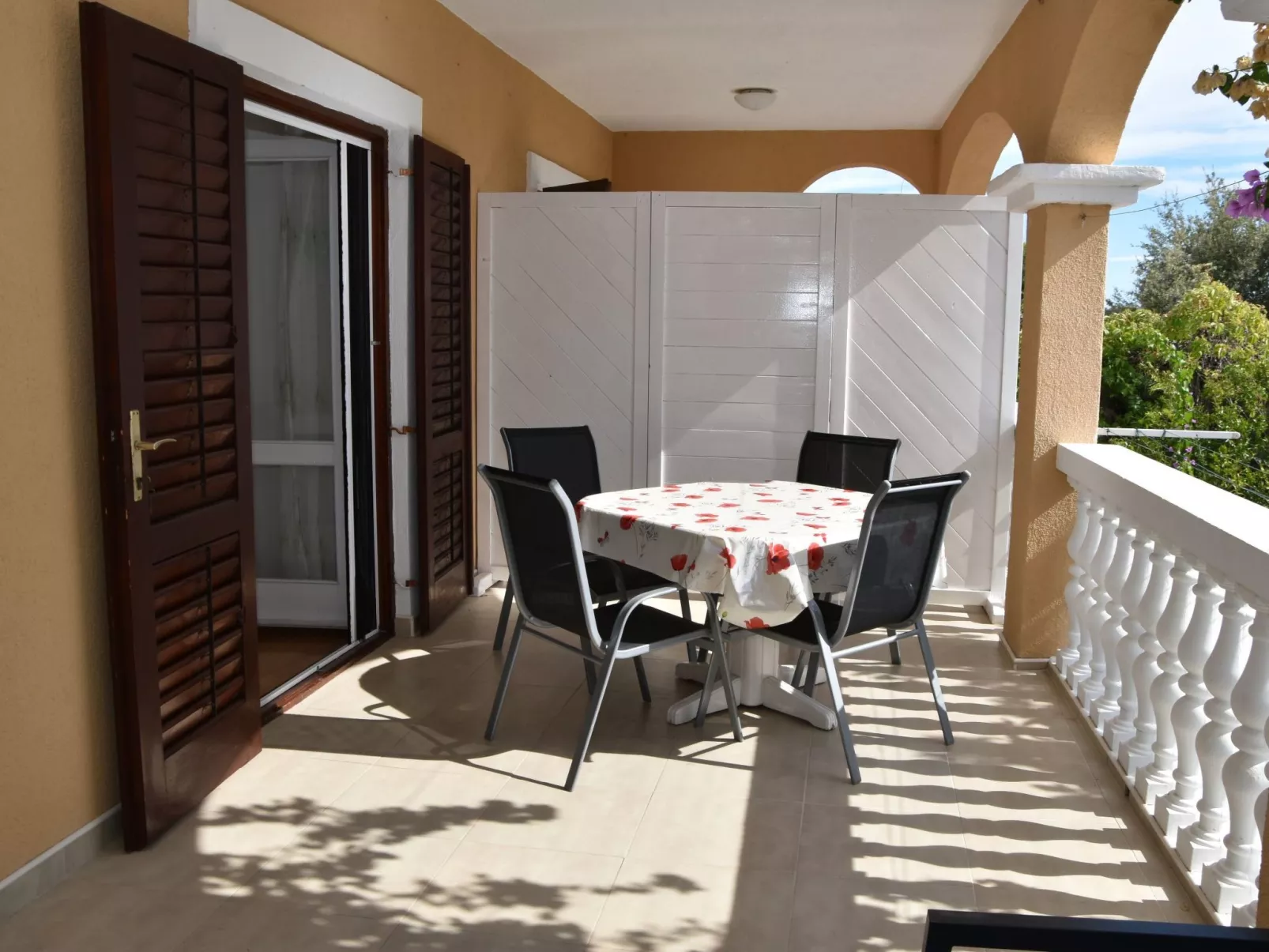 Ruhige Ferienwohnung mit Terrasse und Garten-Draußen