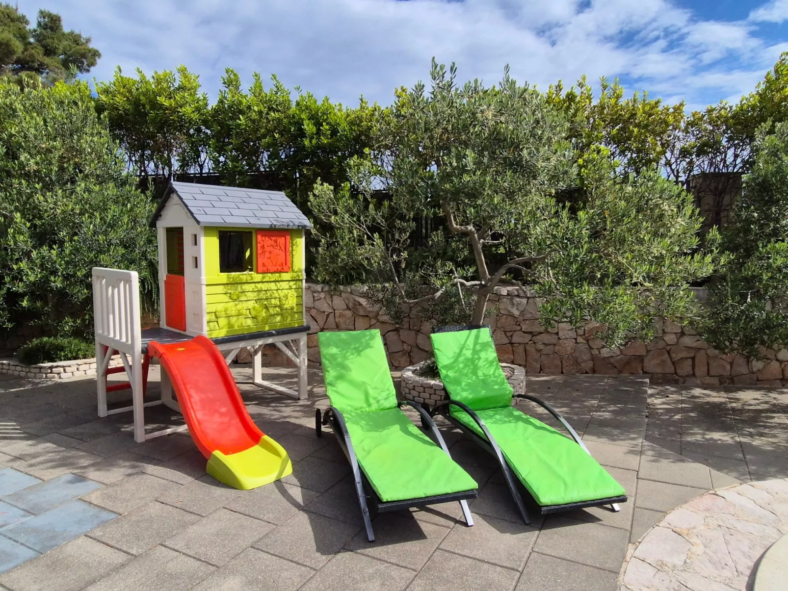 Komfortables Haus in Selca mit privatem Parkplatz-Draußen