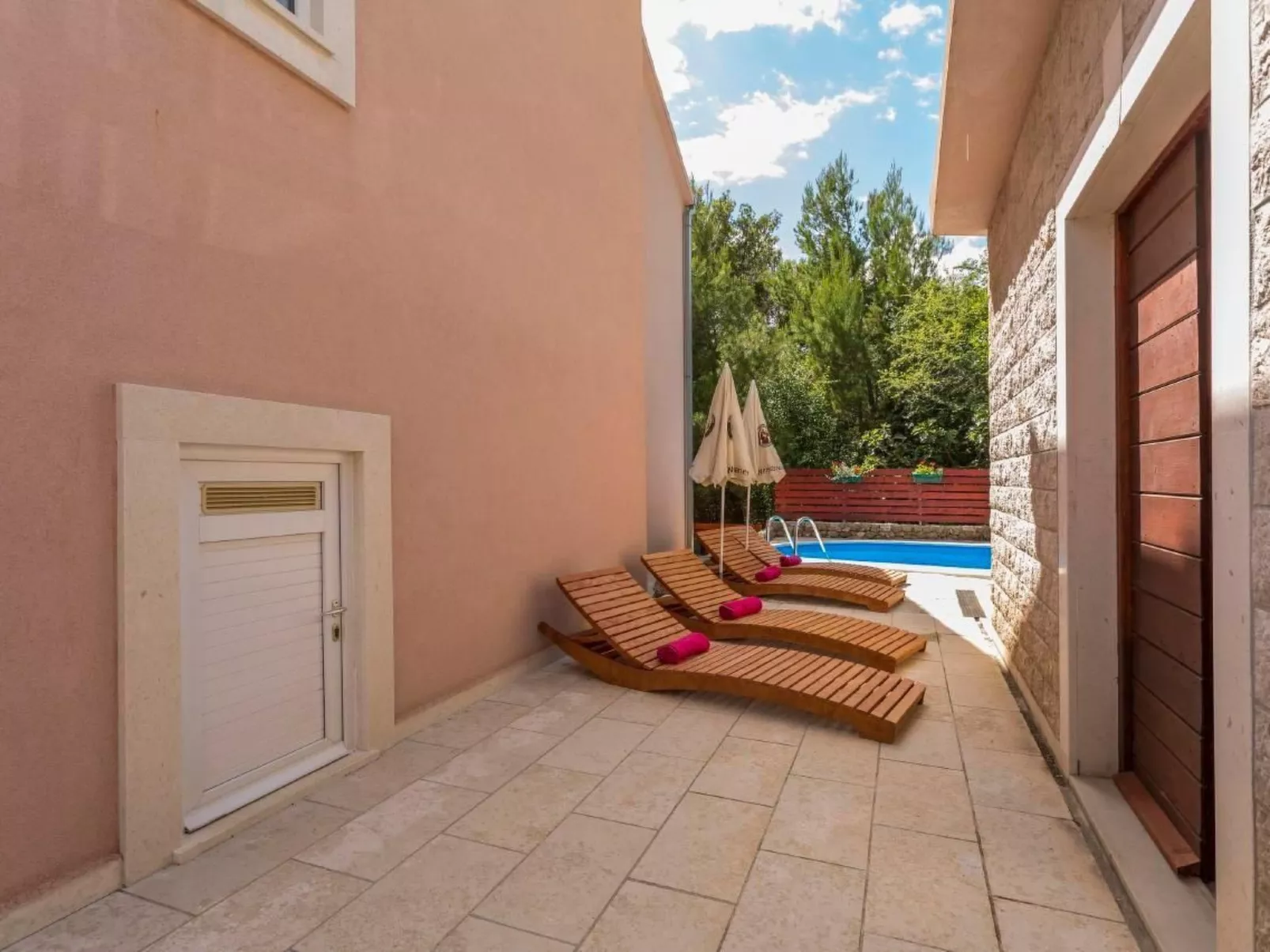 Charmantes Ferienhaus in Medići mit Privatem Pool-Draußen