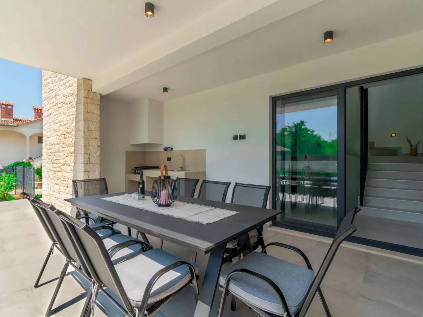 Modern 300m² Villa - King Beds and Leisure Zone-Outside