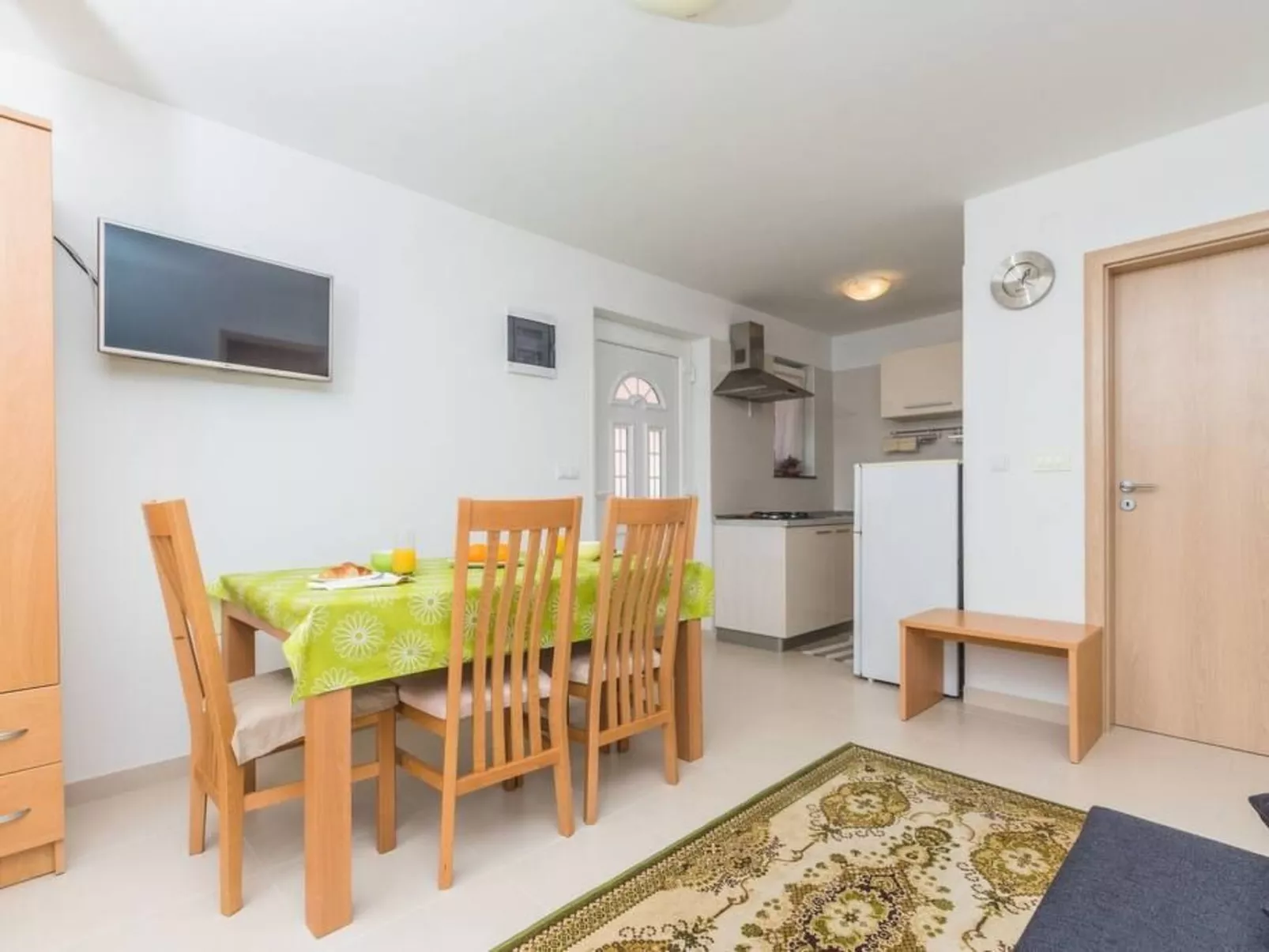 Große Wohnung in Klimno mit Möbliertem Balkon-Dedans