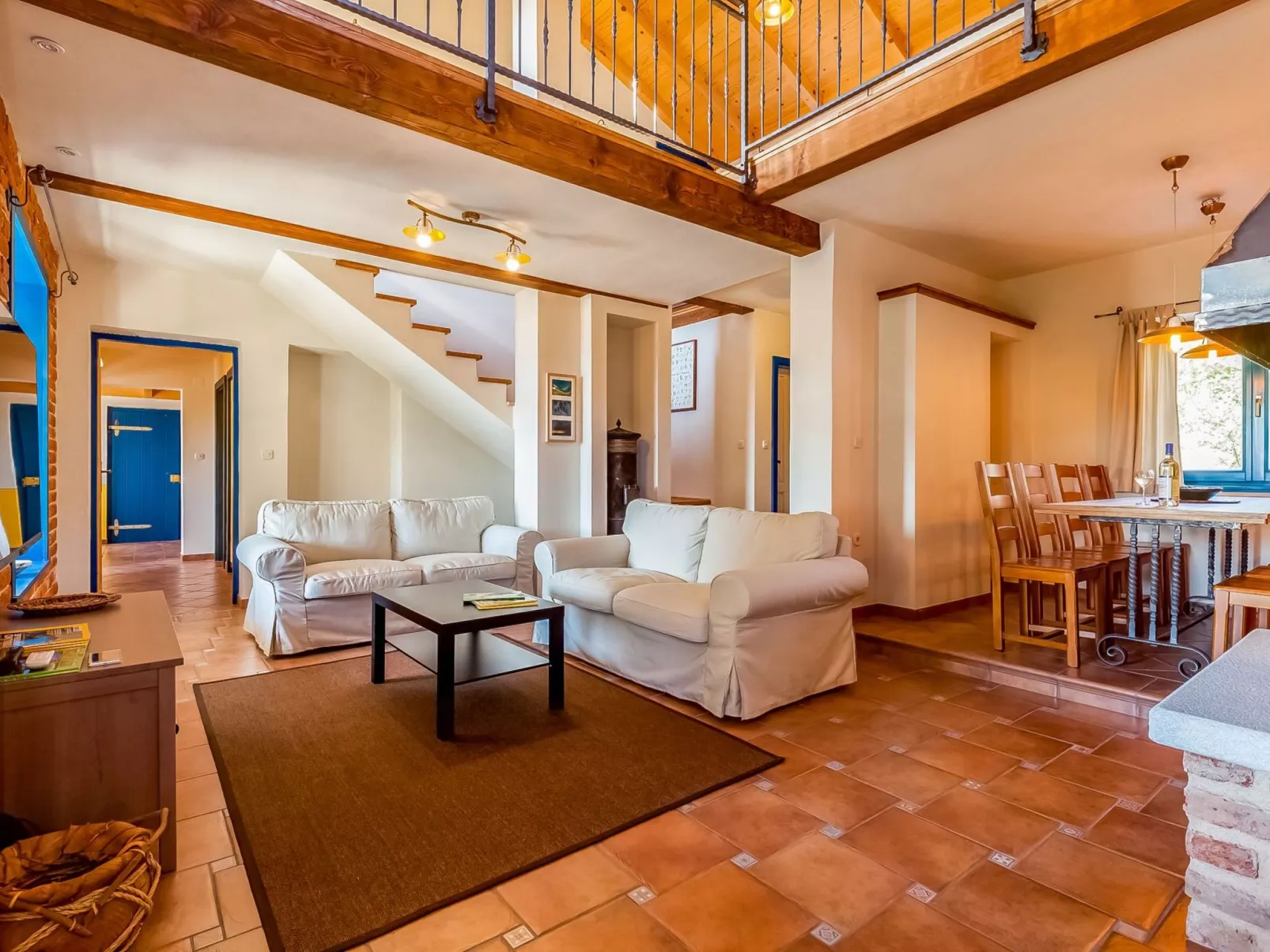 Ferienvilla mit Blick auf das Wasser-Dedans