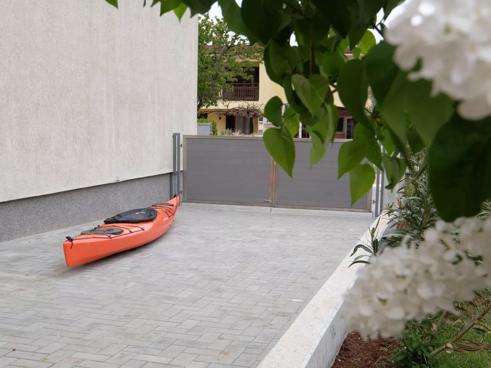 Wohnung in Fažana mit gemeinsamem Pool und Garten-Draußen