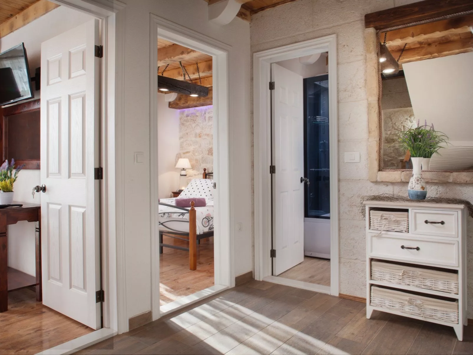 Charmantes Steinhaus mit Pool und Meerblick-Drinnen