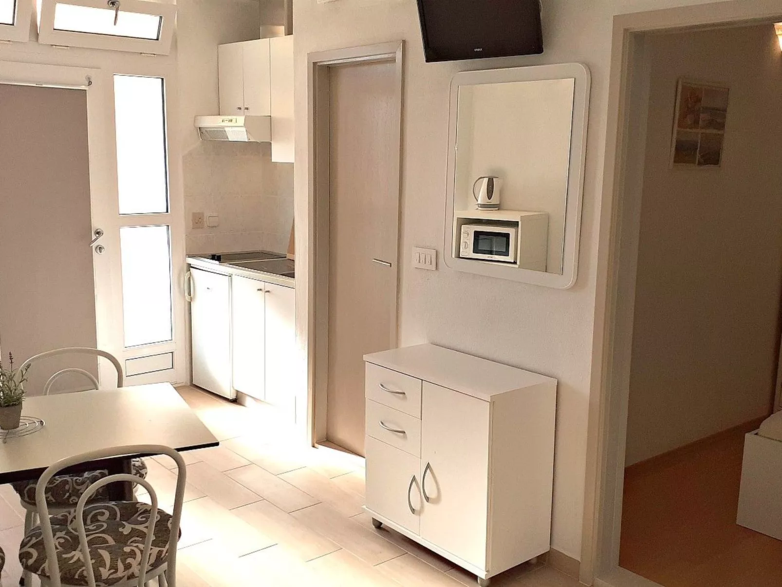 Wohnung mit Balkon und Meerblick in Strandnähe-Drinnen