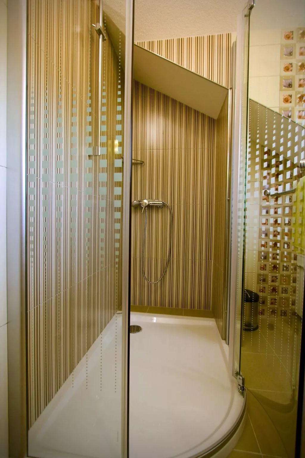 In Bol mit privatem Parkplatz-Drinnen