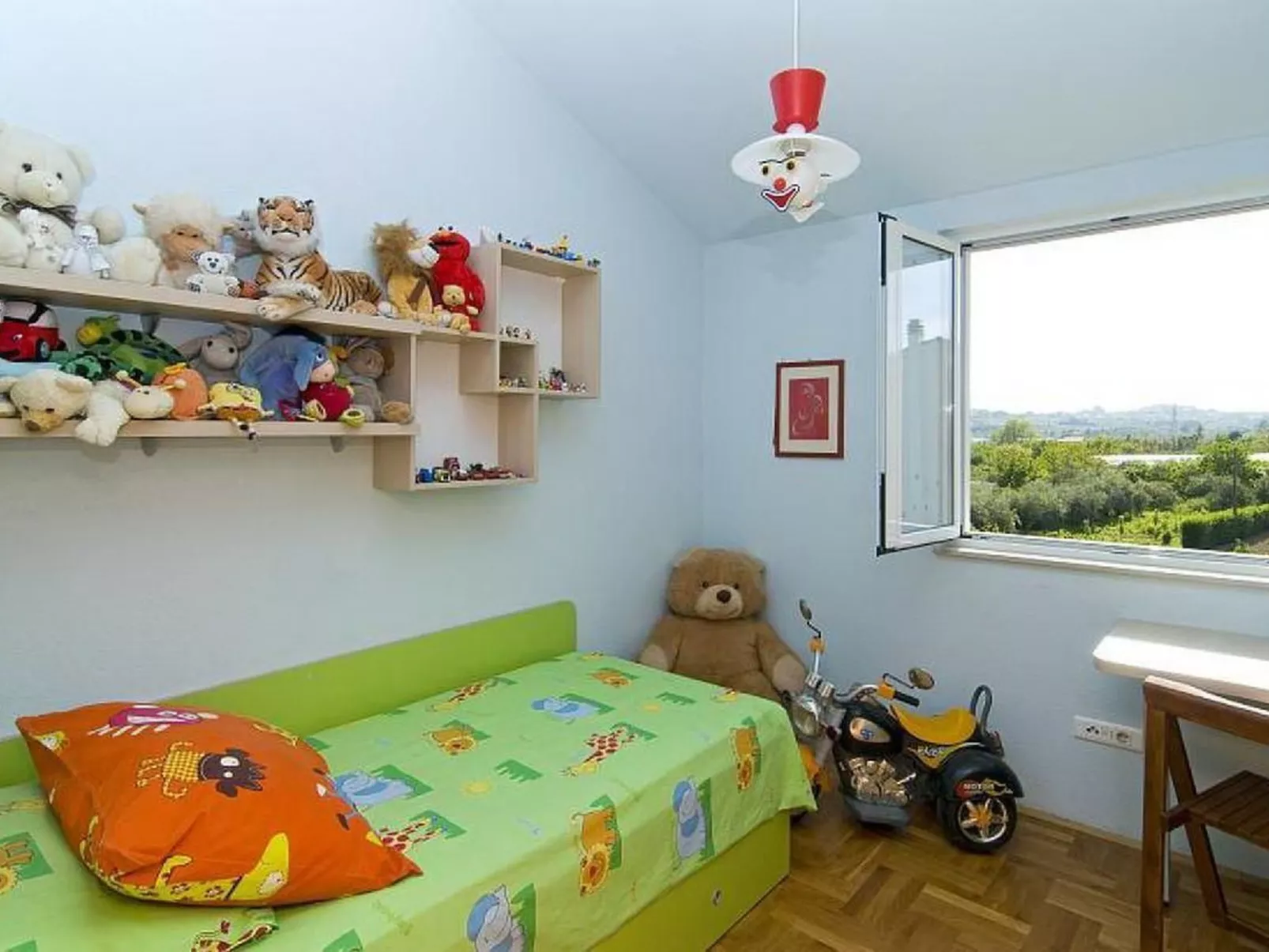 Mit Privatparkplatz-Drinnen