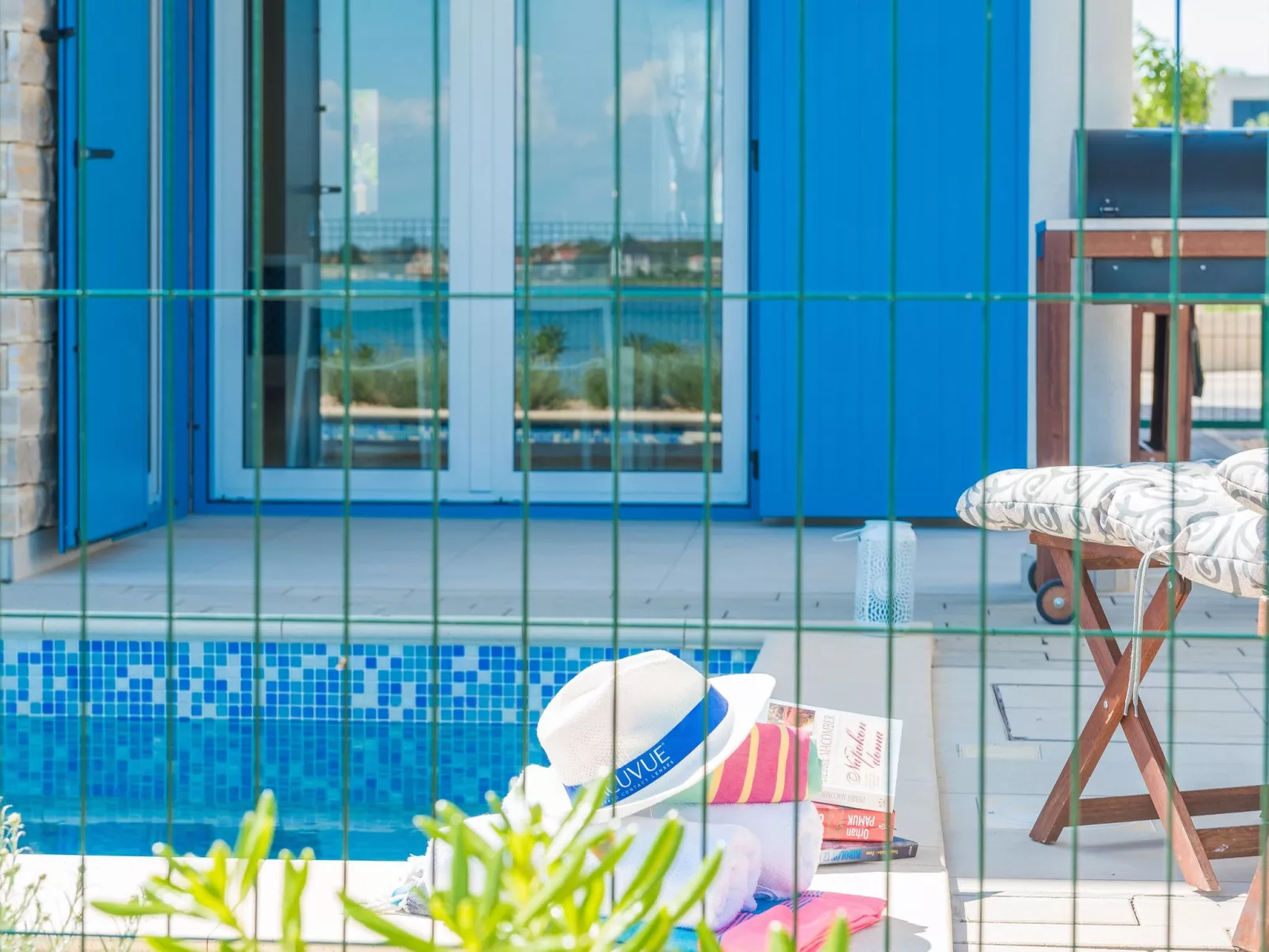 Strandvilla "Miri Olive" mit beheiztem Pool-Draußen