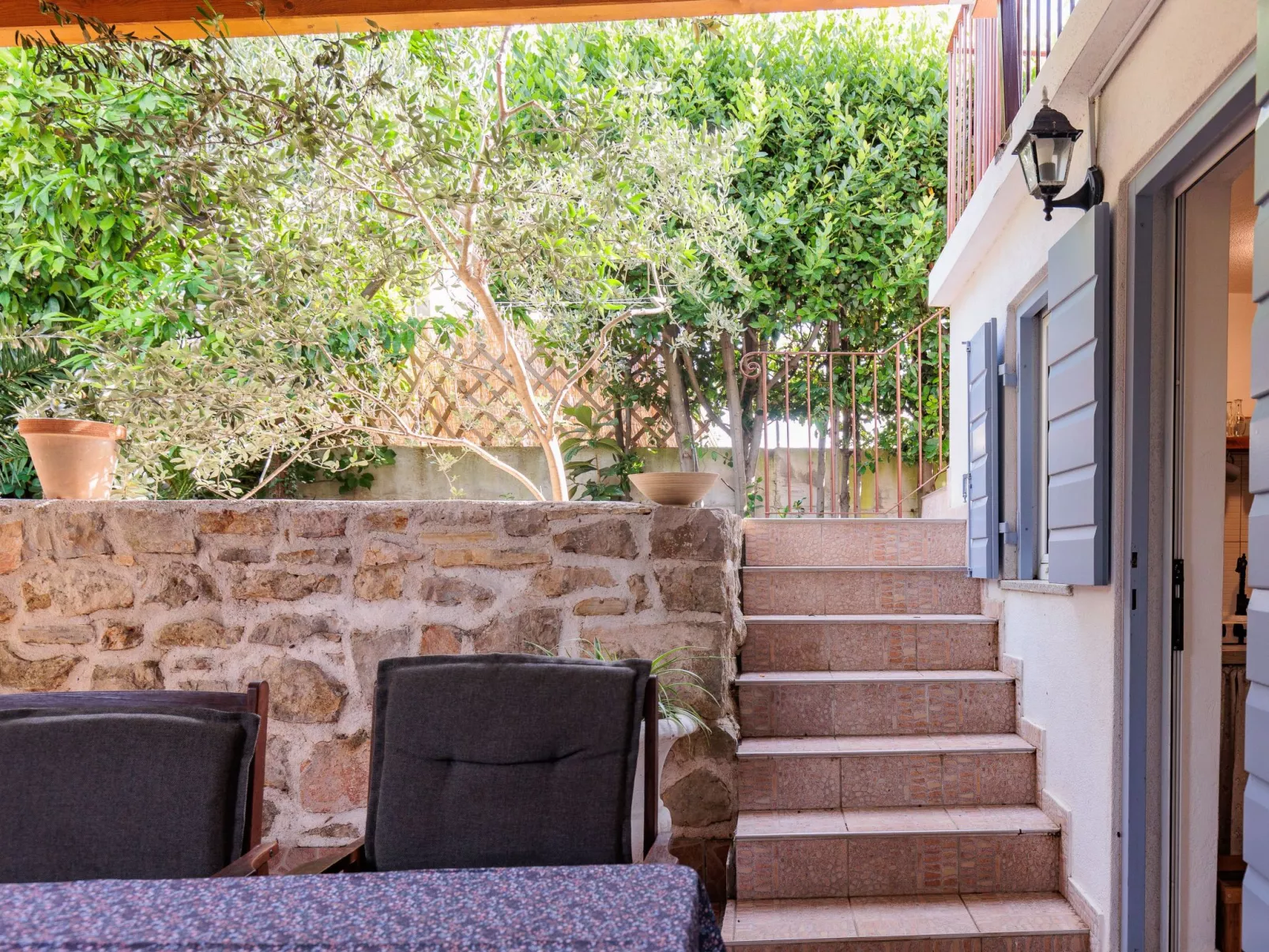 Traditionelles Steinhaus am Meer in Preko-Draußen