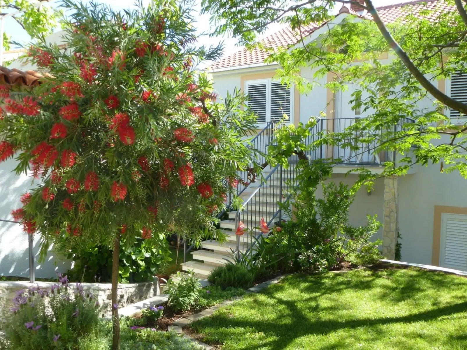 Klimatisierte Ferienwohnung in Okrug Gornji mit Gepflegtem Garten und Seeblick-Outside