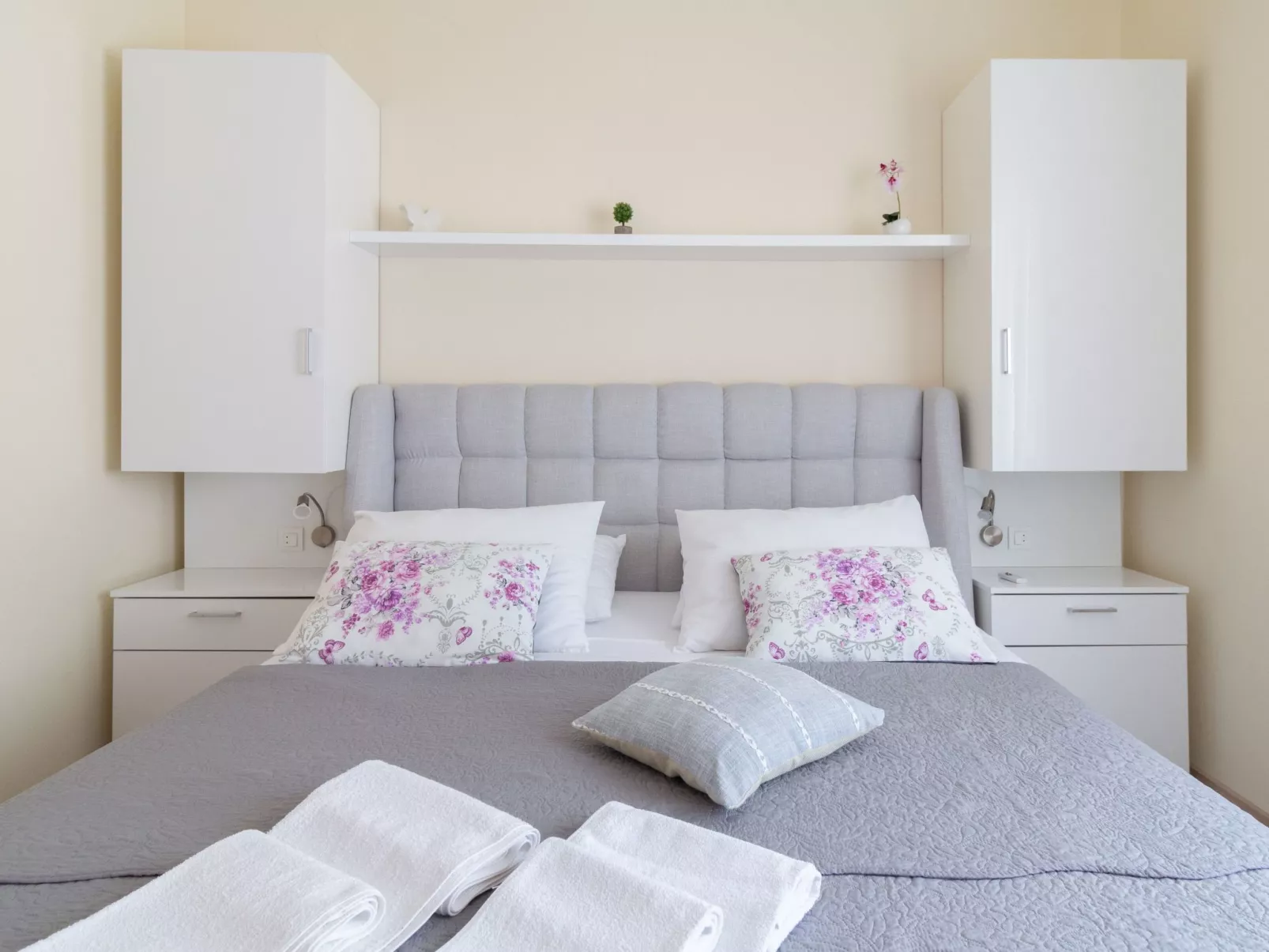 Wohnung mit Blick auf das Wasser-Drinnen