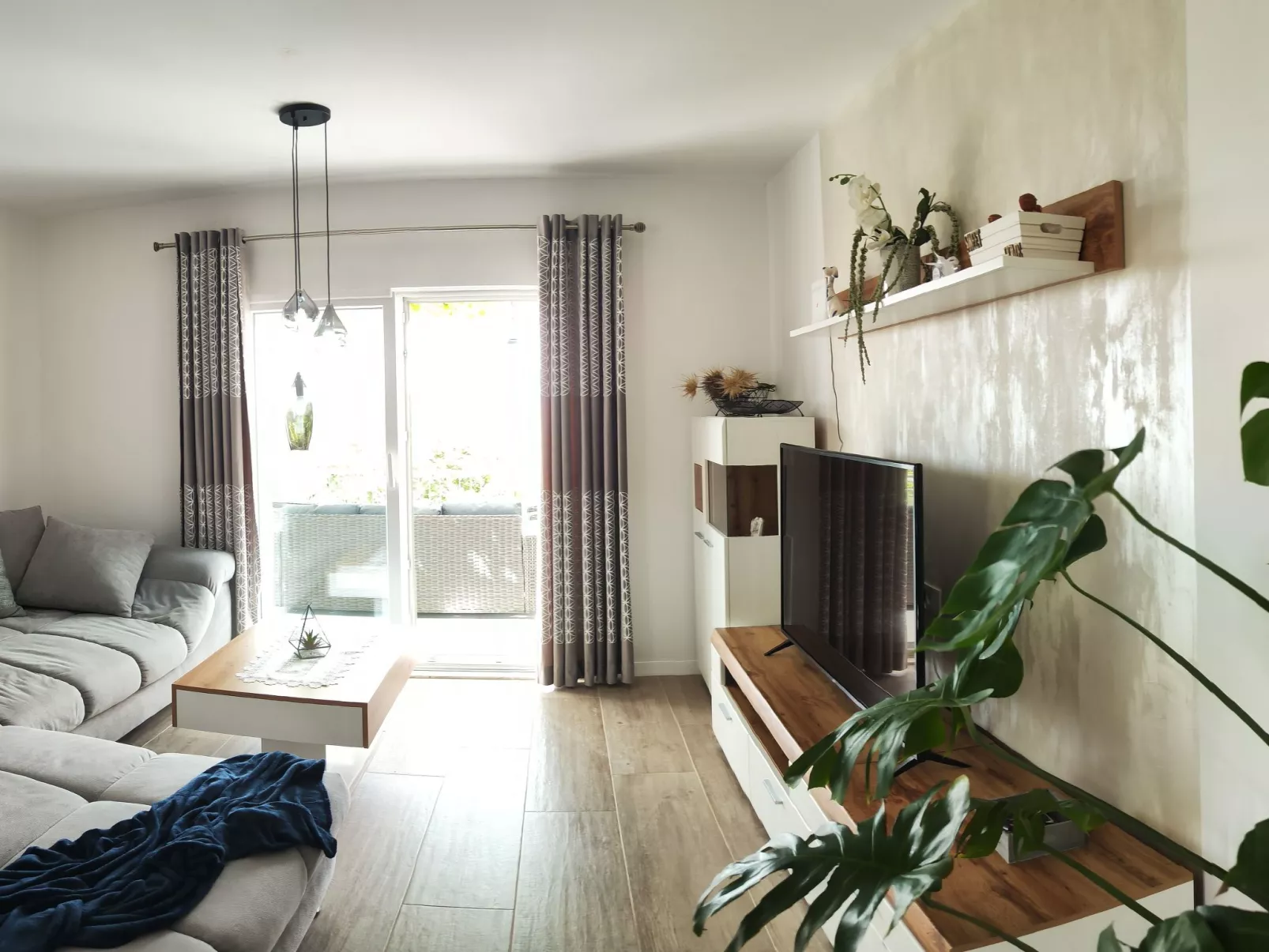 Mit Blick auf das Wasser-Drinnen