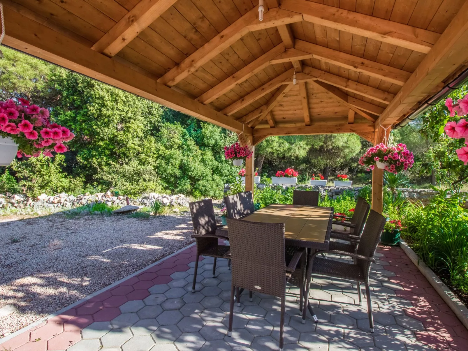 Mit Blick auf das Wasser-Draußen