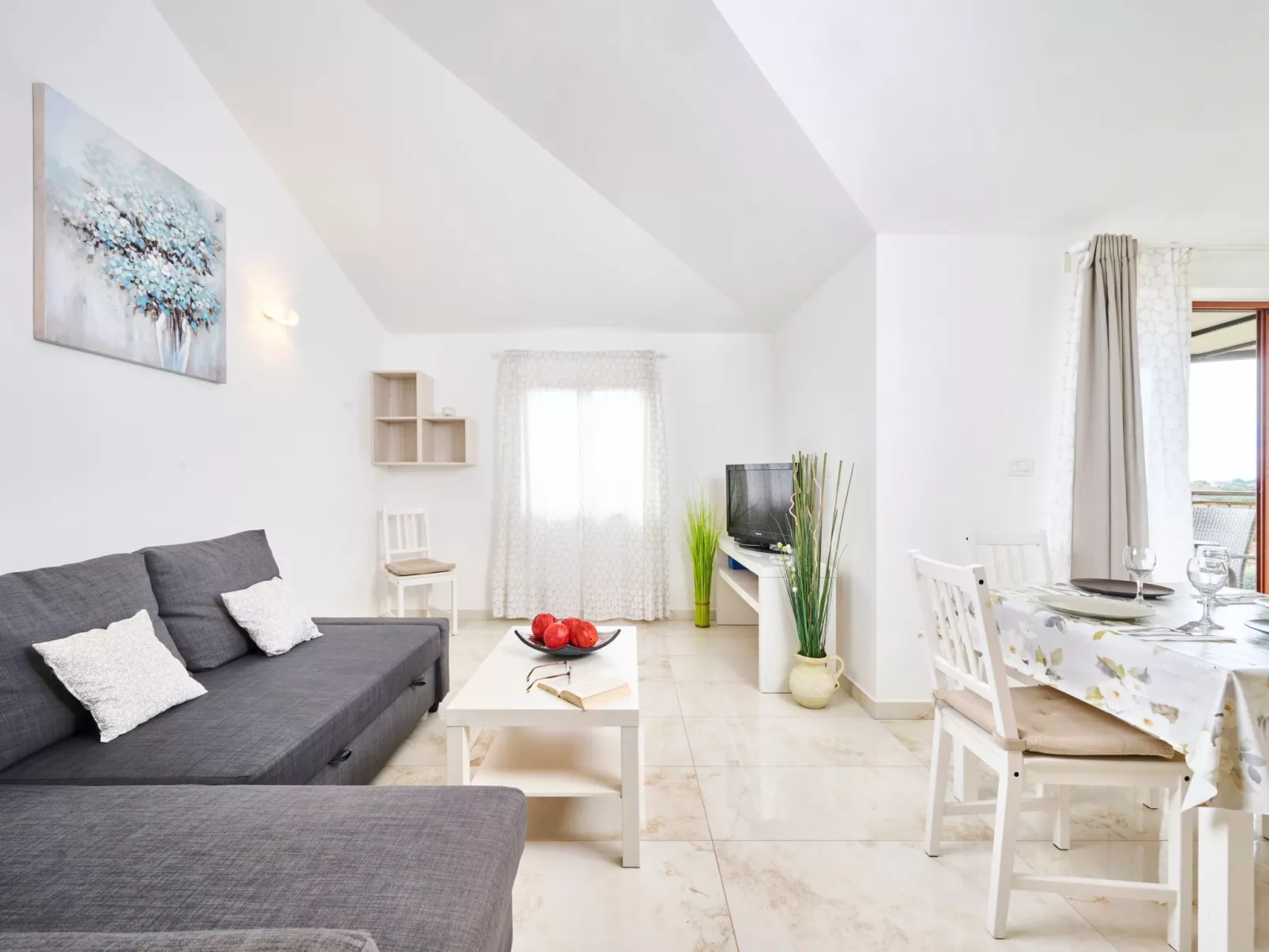 App für bis zu 6 Personen.-Drinnen