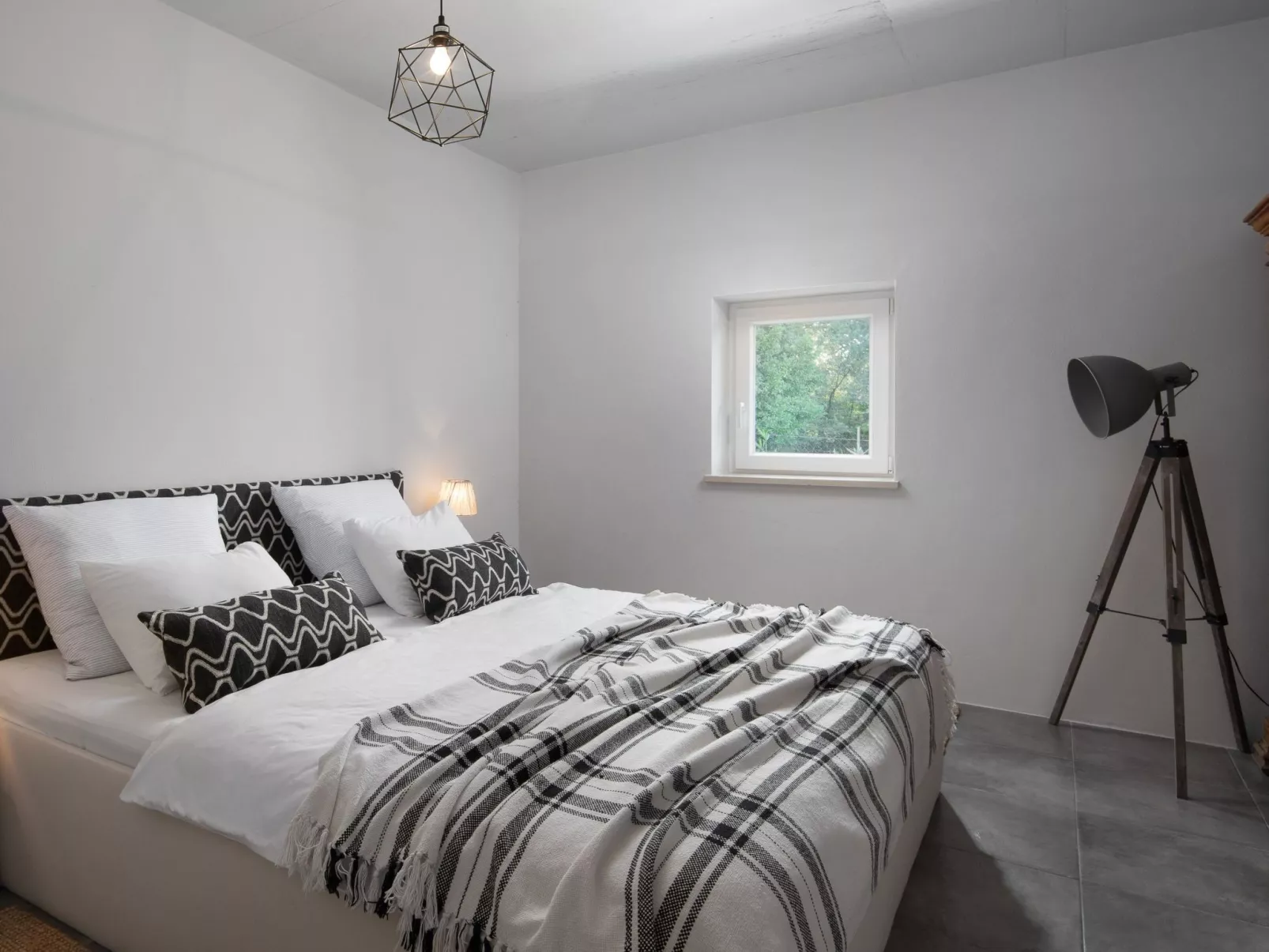 Mit eigenem Pool-Drinnen