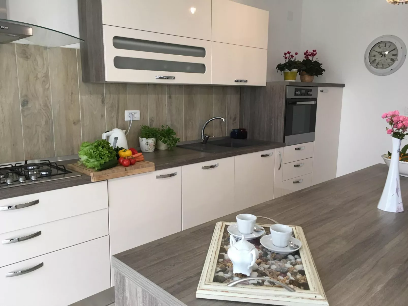 Elegante und komfortable Villa mit Salzwasserpool, Whirlpool und Sauna, umgeben-Inside