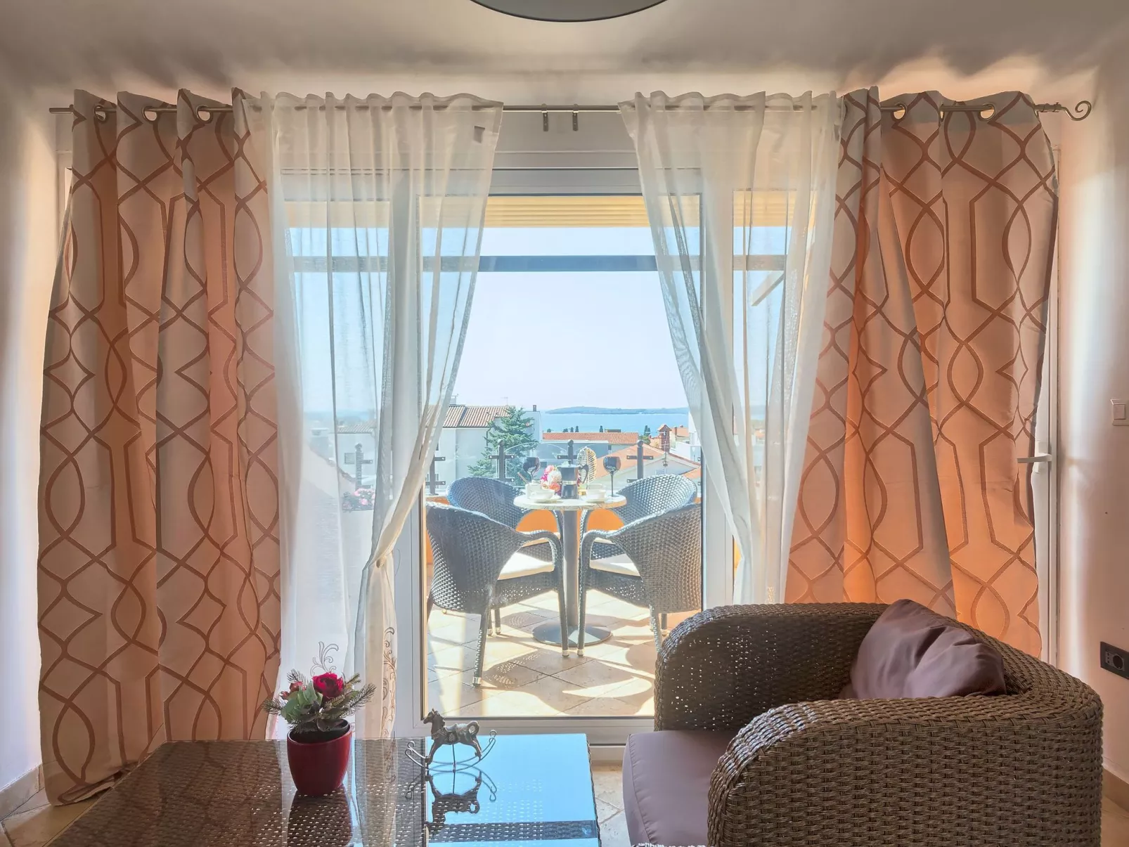 Geräumige Ferienwohnung für vier Personen mit Balkon und Meerblick-Inside