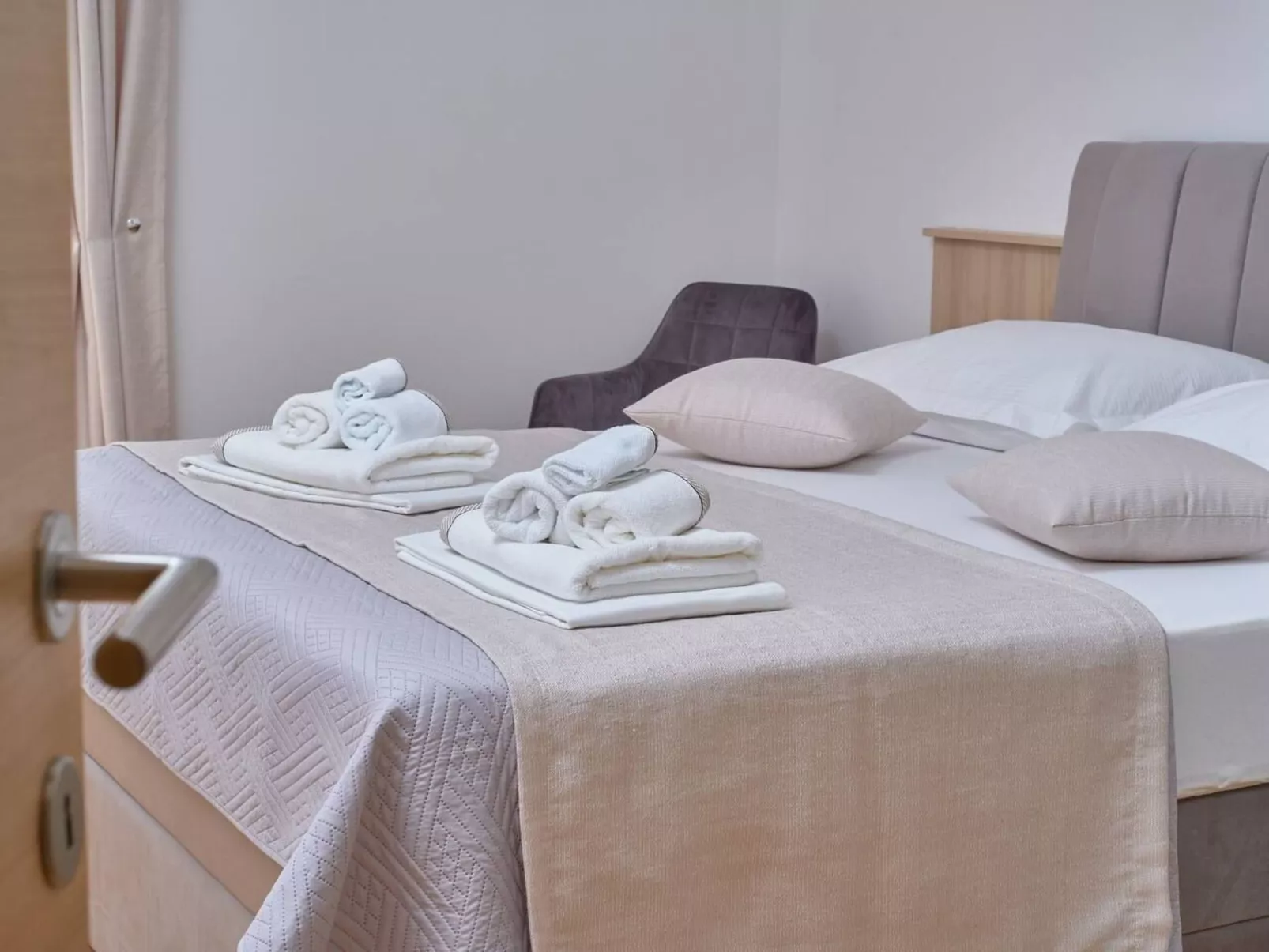 M Ganze Etage in einem geräumigen Haus mit Pool-Inside