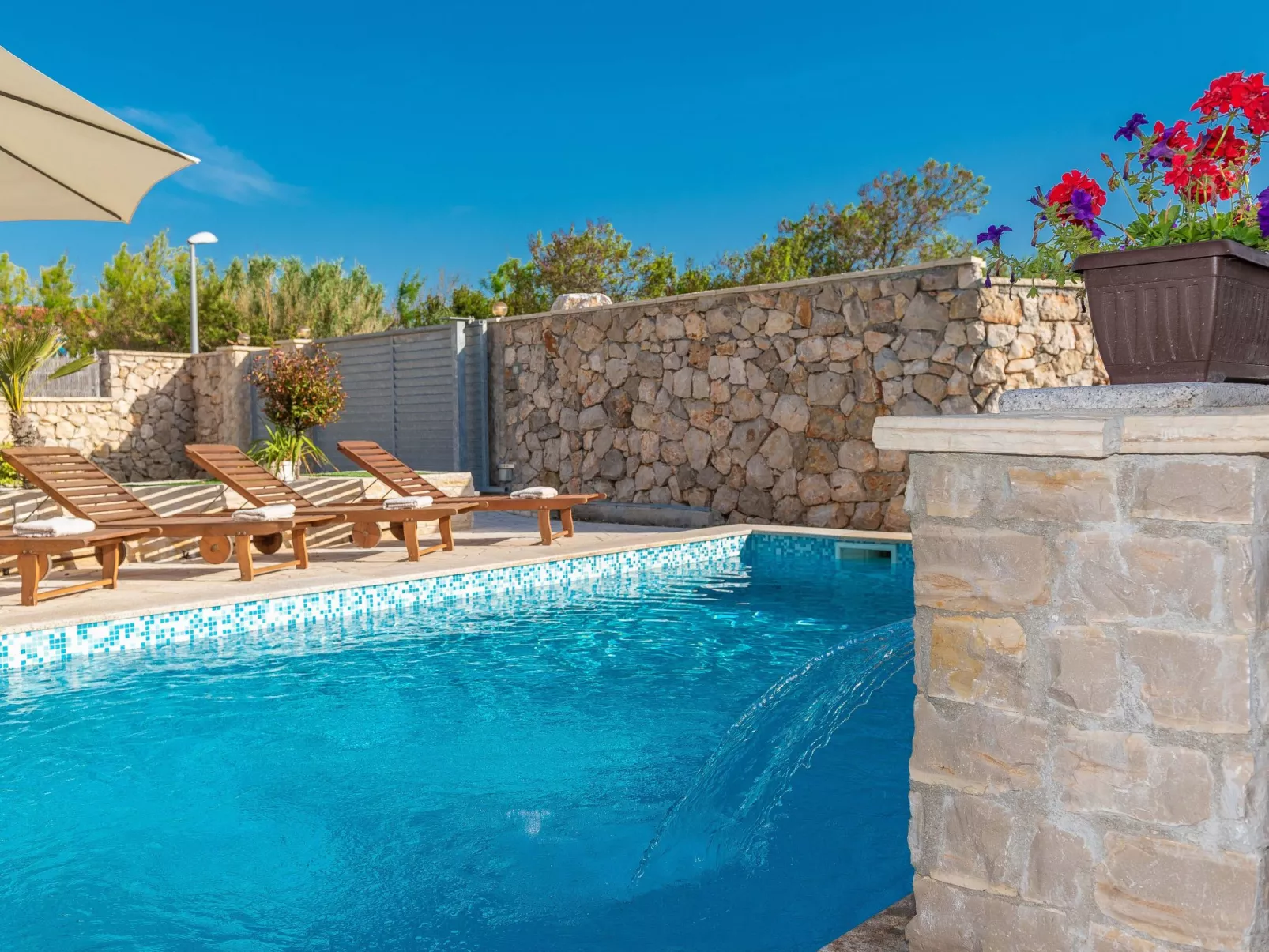 Villa Kirsten mit beheiztem Pool - von TA Leut Agency-Draußen