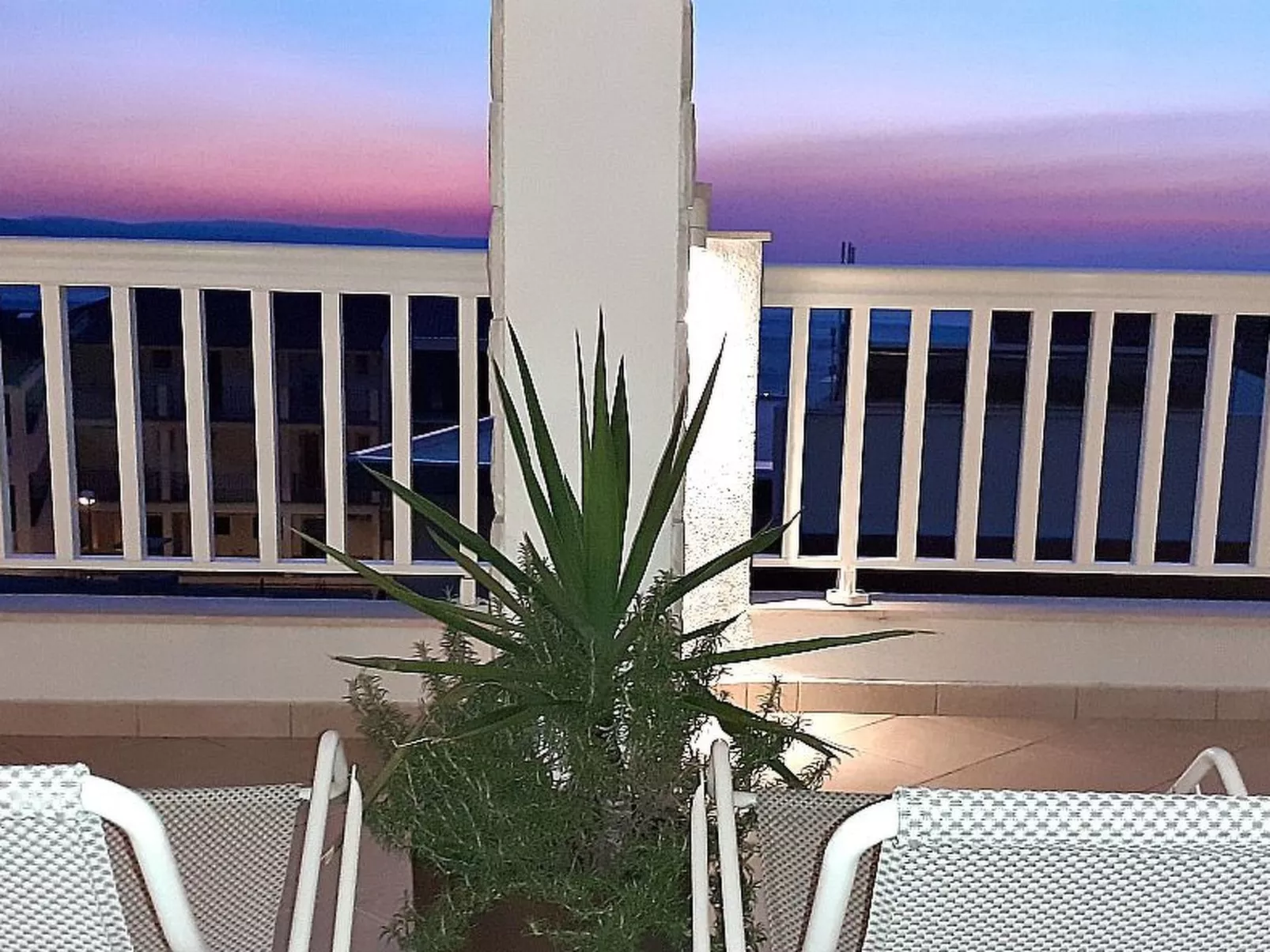 Mit Blick auf das Wasser-Outside